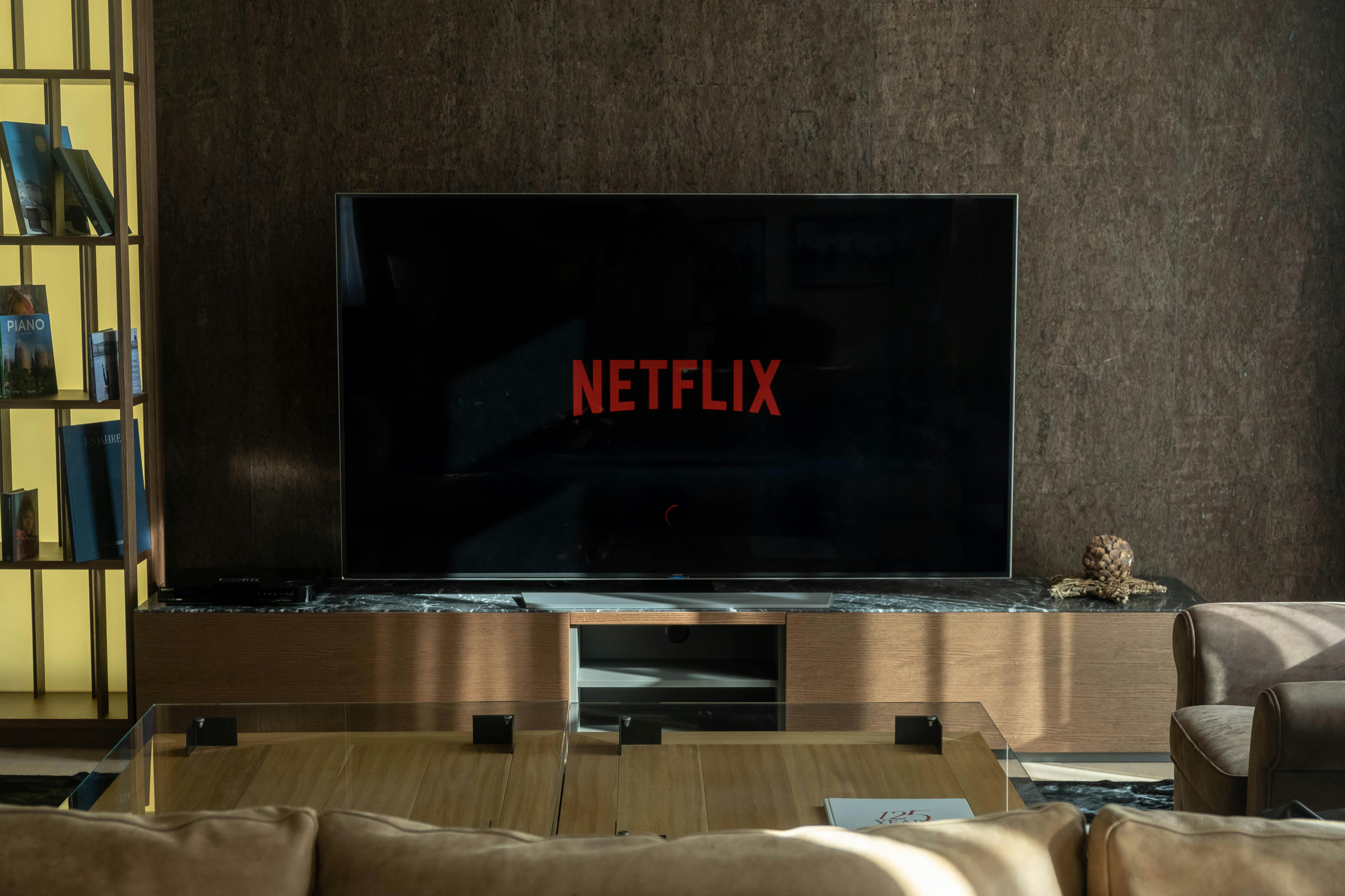 Ein Fernsehbildschirm, auf dem Netflix läuft | Quelle: Pexels