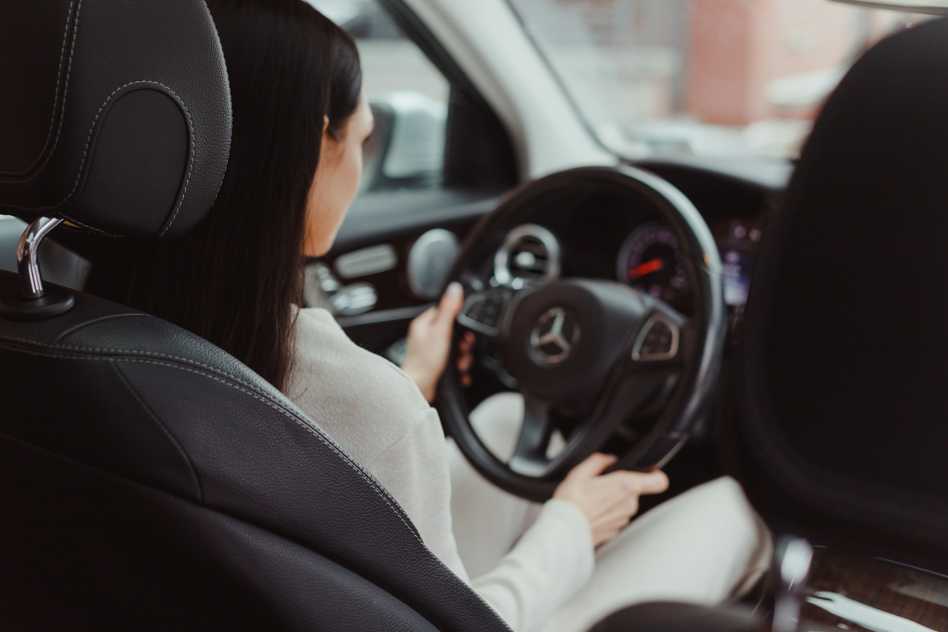 Eine Frau am Steuer ihres Autos | Quelle: Unsplash