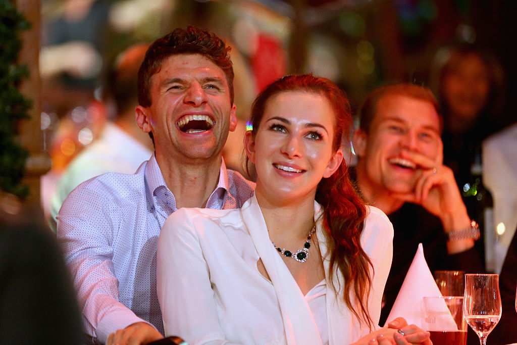 Thomas Müller vom FC Bayern München besucht zusammen mit seiner Frau Lisa Müller die Weihnachtsfeier des FC Bayern München im „teatro-Spiegelzelt“ von Alfons Schuhbeck am 6. Dezember 2015 in München | Quelle: Getty Images