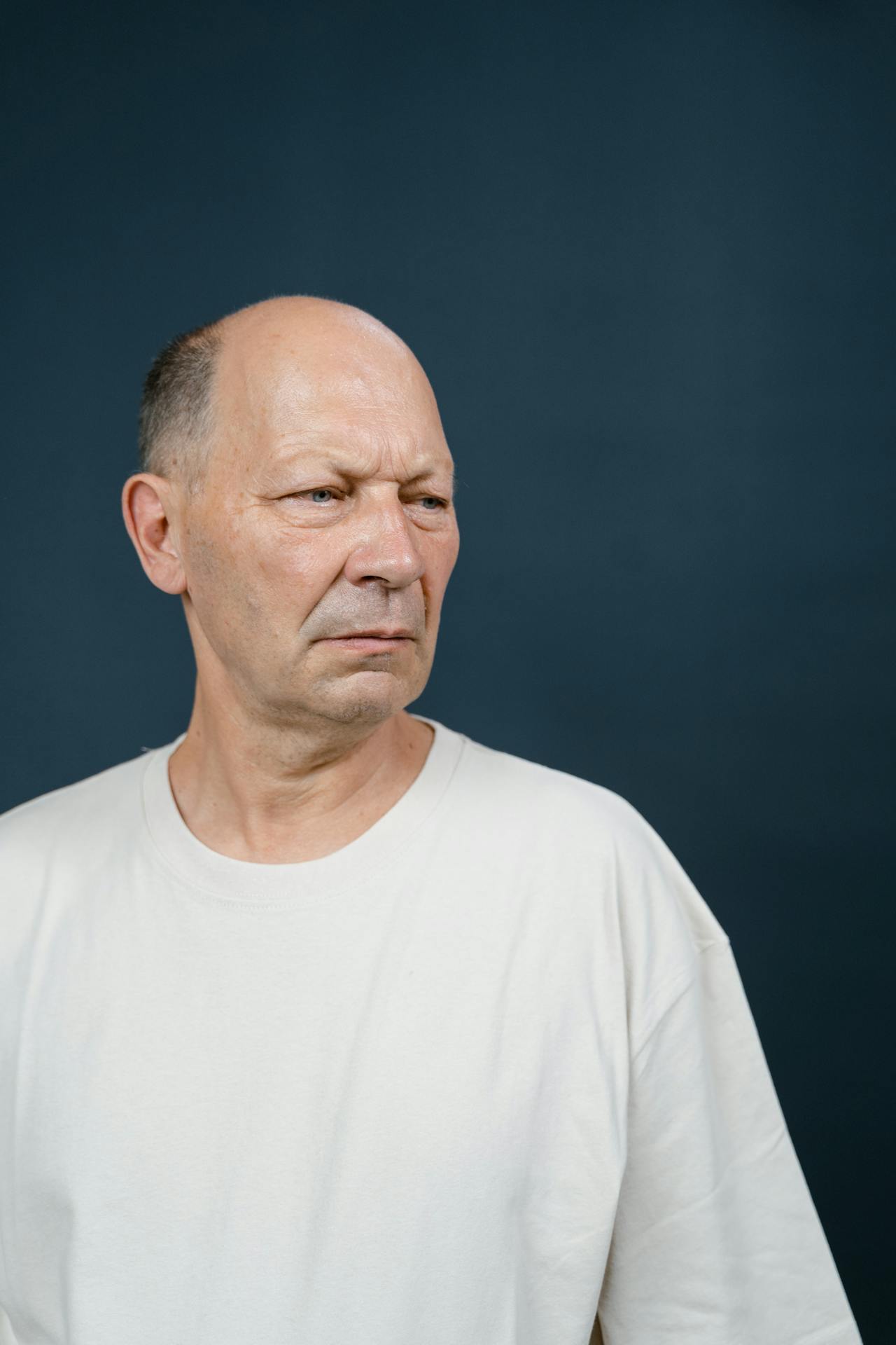 Ein nachdenklicher älterer Mann | Quelle: Pexels