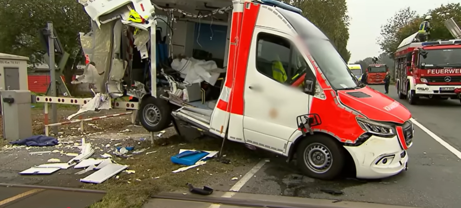 Zug kollidiert mit Krankenwagen auf dem Weg ins Krankenhaus, Ahaus, 2025 | Quelle: youtube.com/@rtlwest