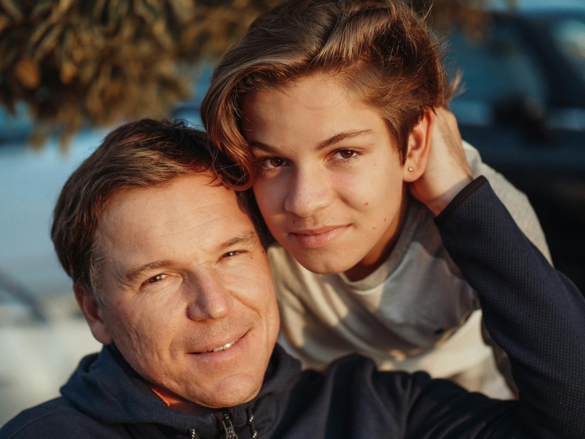 Ein Vater mit seinem jugendlichen Sohn | Quelle: Pexels