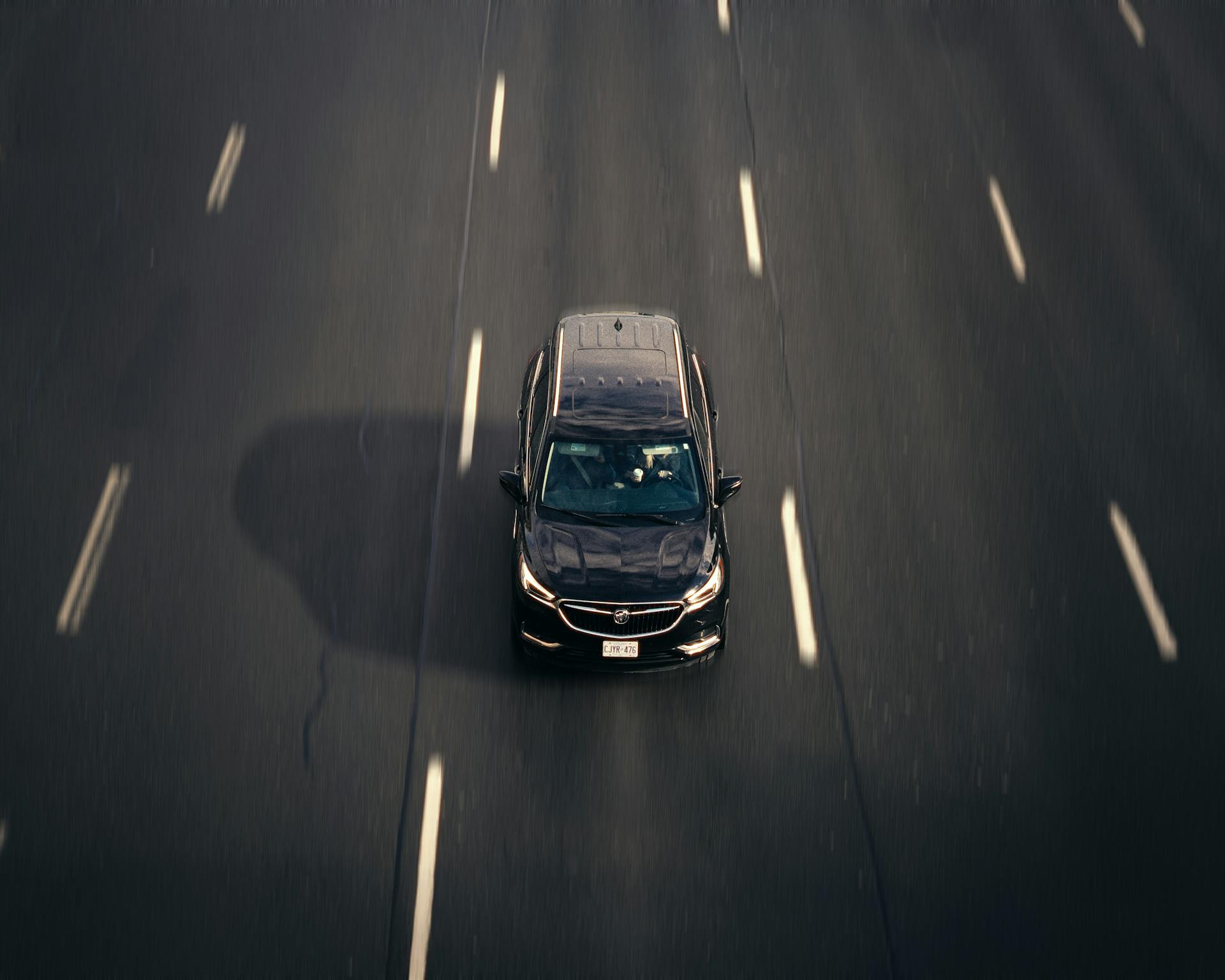 Ein Auto auf einer Landstraße | Quelle: Pexels