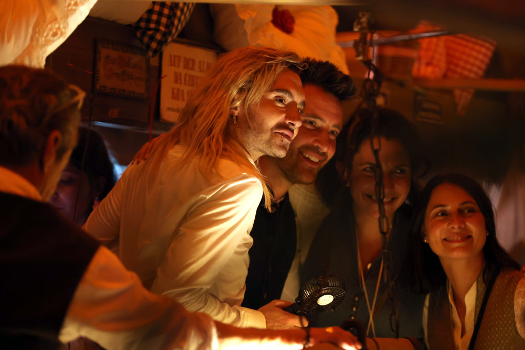 Bill Kaulitz, Sänger von Tokyo Hotel, und Marc Eggers während des Oktoberfestes 2024 in der Käfer-Schänke am 26. September 2024 in München | Quelle: Getty Images