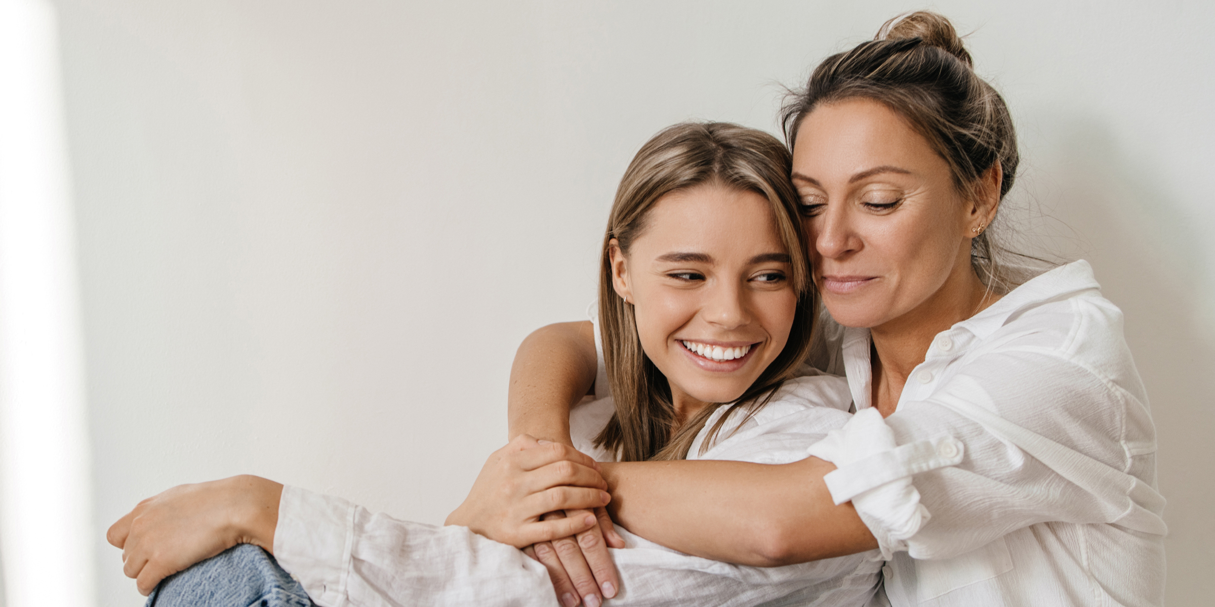 Eine Frau, die ihre Teenager-Tochter umarmt | Quelle: Shutterstock