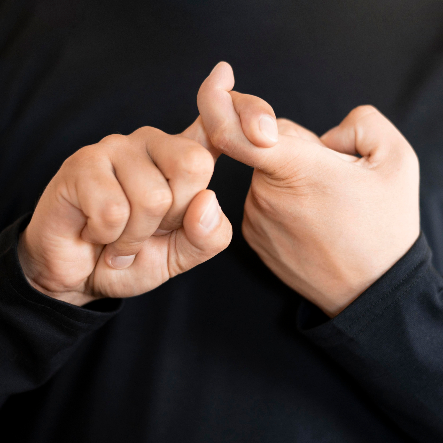 Nahaufnahme einer Person, die eine Handbewegung macht | Quelle: Freepik