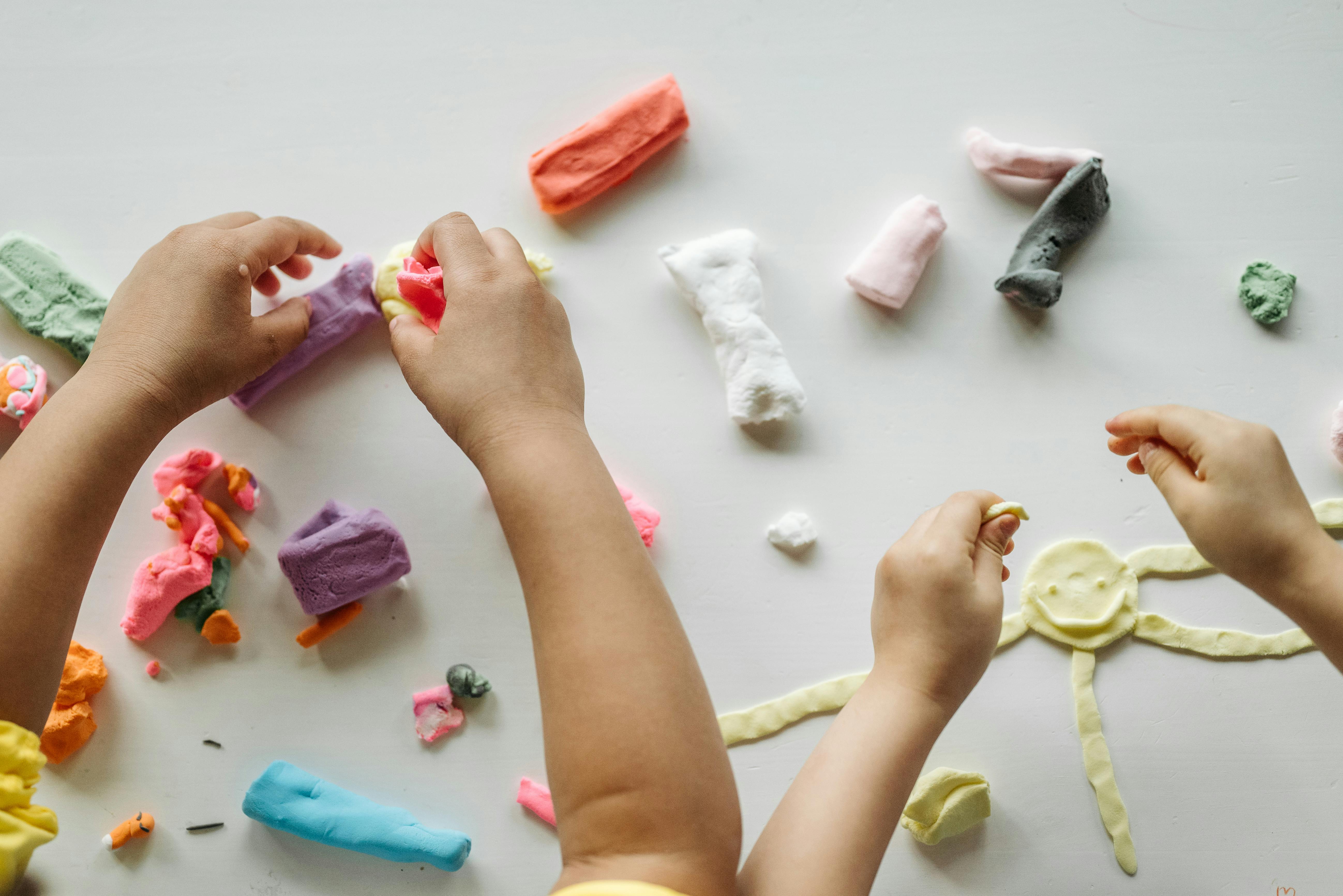 Kinder spielen mit Play-Doh | Quelle: Pexels