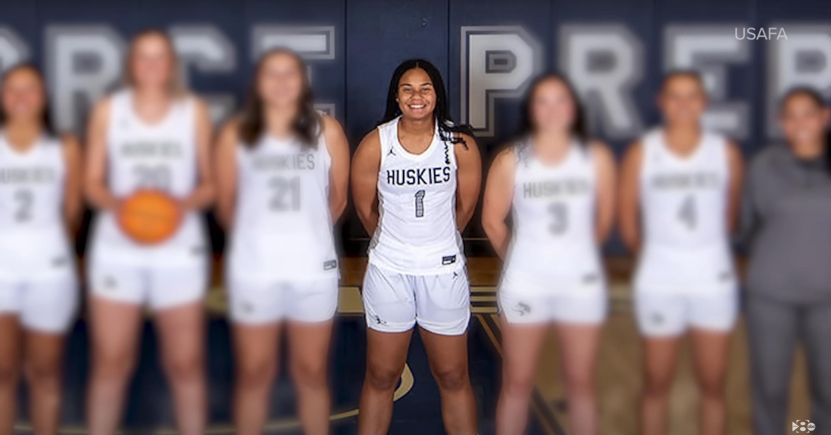 Ava Moore, Mitte, im Bild mit ihren Basketball-Kolleginnen der U.S. Air Force Preparatory School. Sie wurde für ihre Führungsqualitäten und ihren Einsatz geehrt | Quelle: YouTube/WFAA8