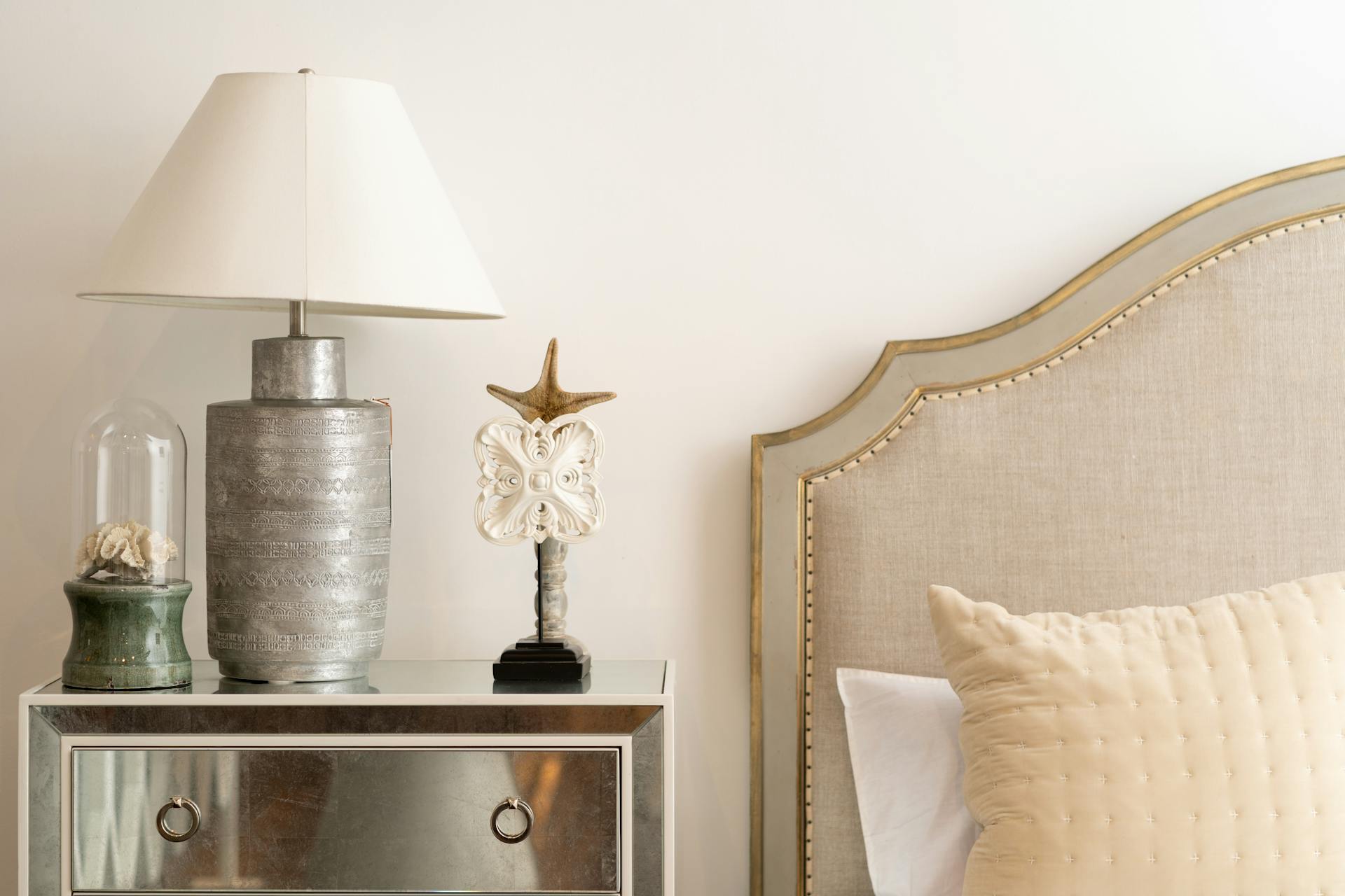 Lampe in einem Schlafzimmer | Quelle: Pexels