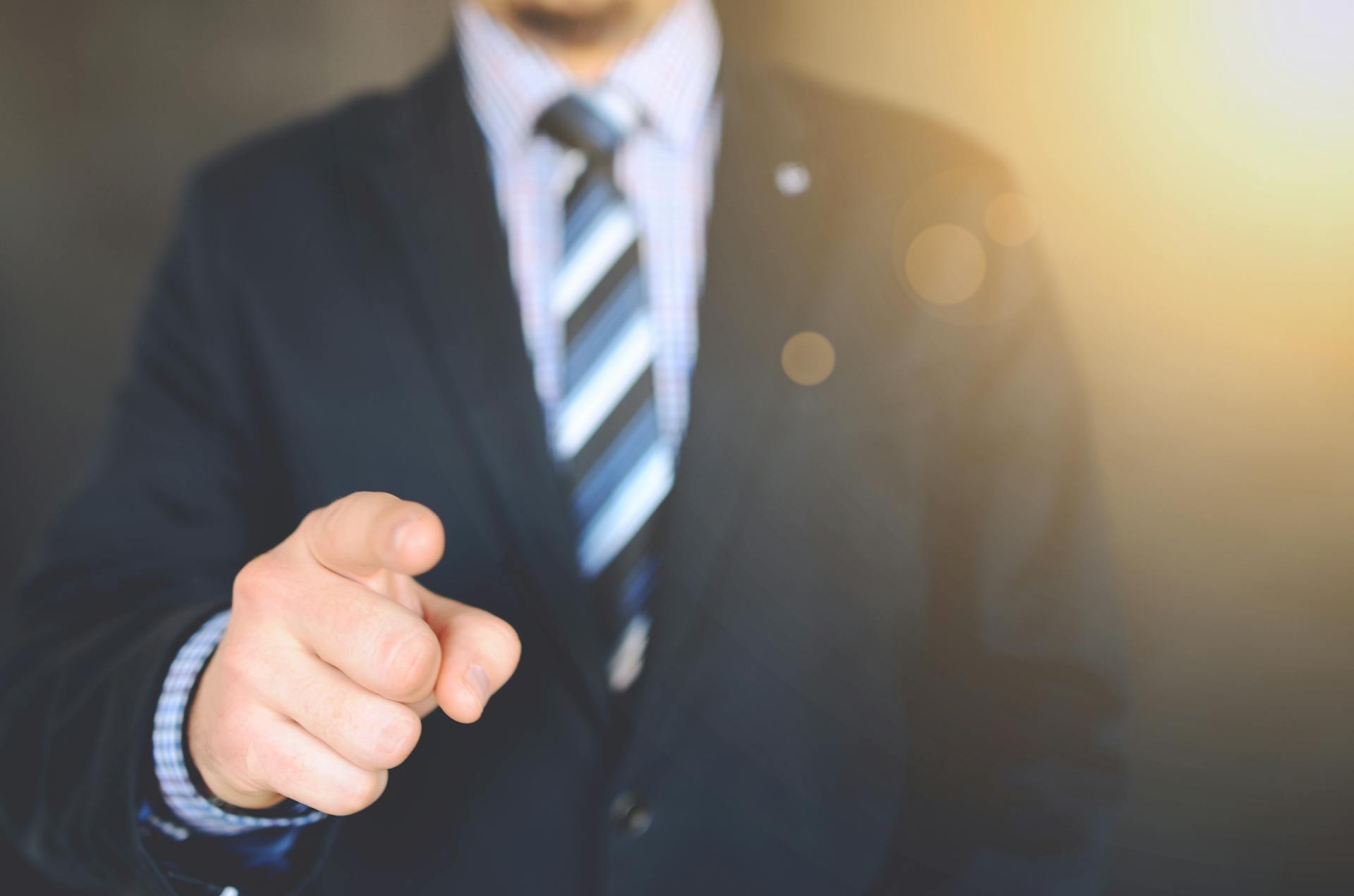 Ein Mann zeigt mit einem anklagenden Finger | Quelle: Pexels