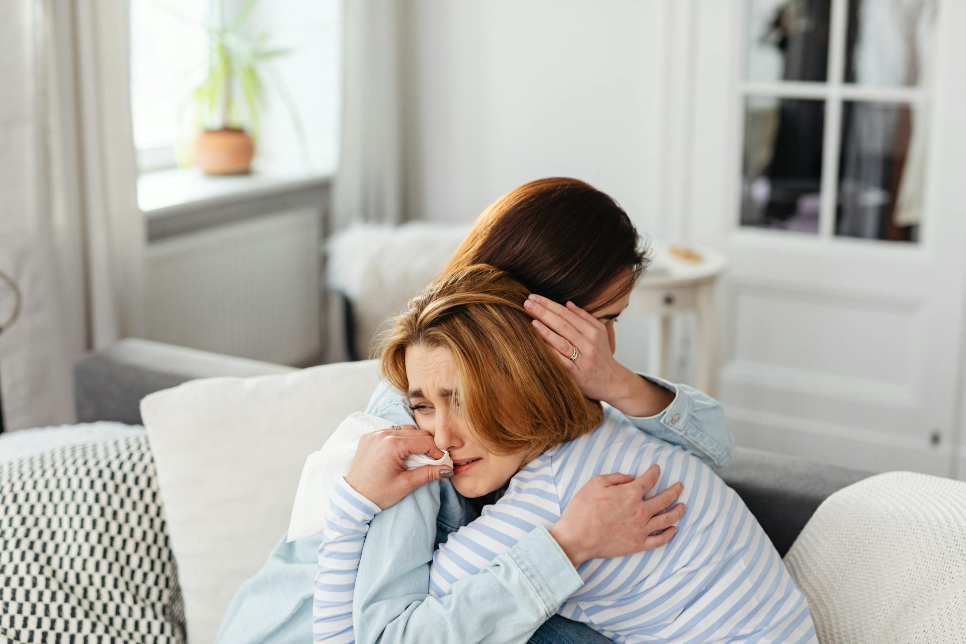 Zwei Frauen, die sich gegenseitig trösten | Quelle: Pexels