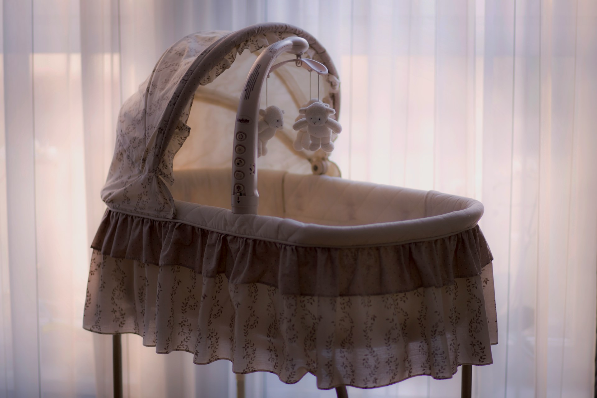 Ein Kinderbett in einem Zimmer | Quelle: Unsplash