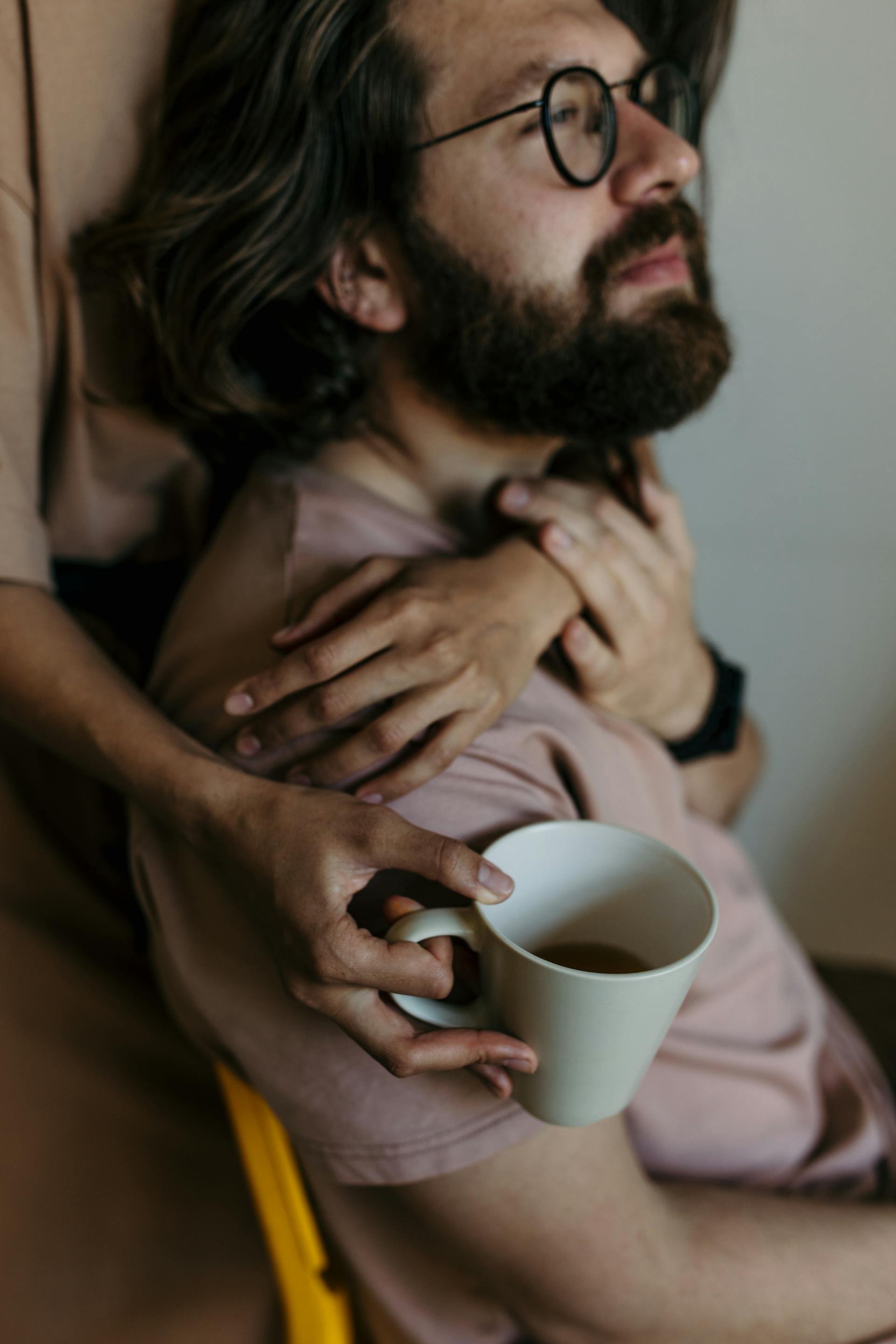 Eine Frau tröstet einen Mann | Quelle: Pexels