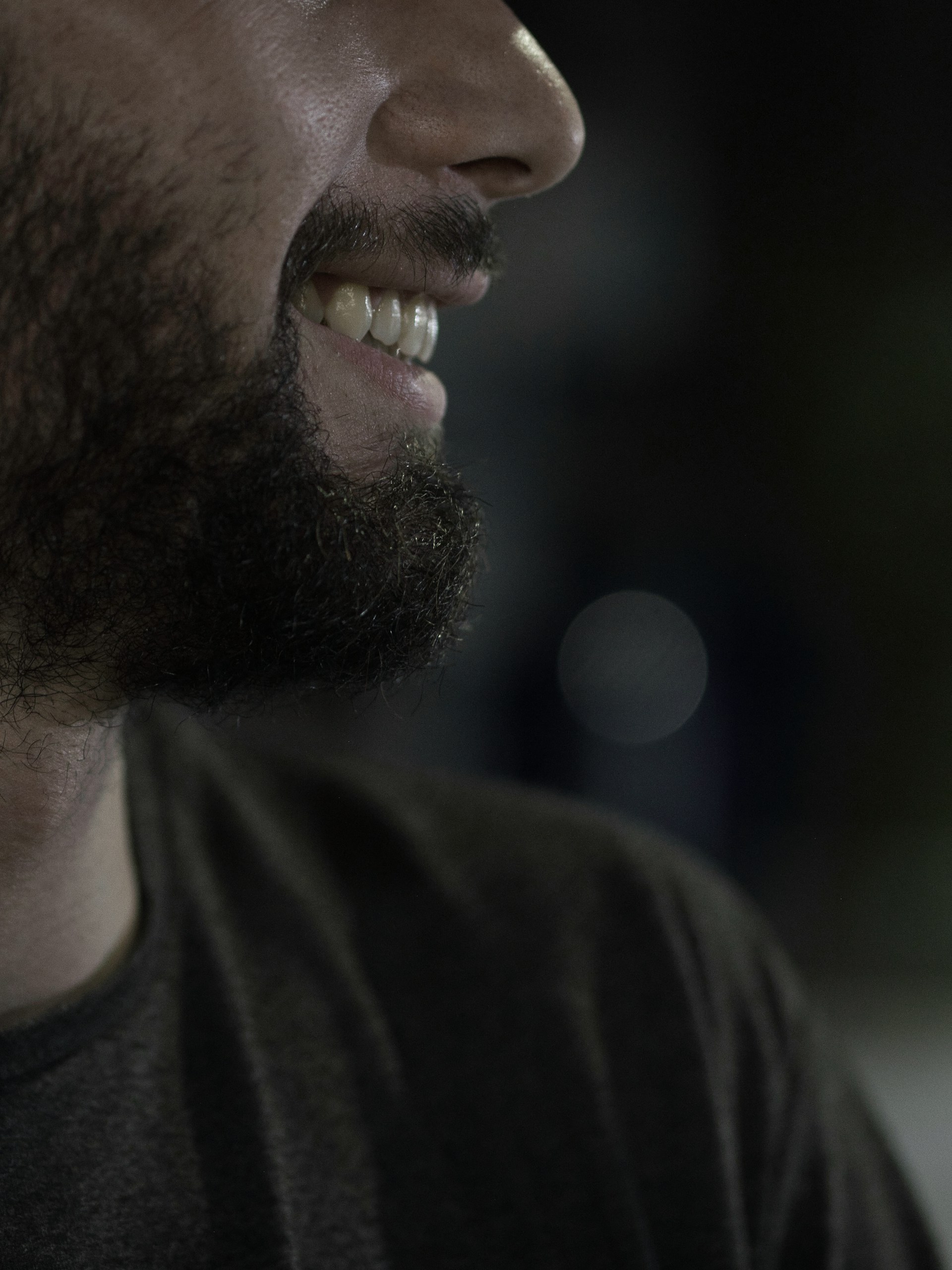 Ein Mann, der jemanden anlächelt | Quelle: Unsplash