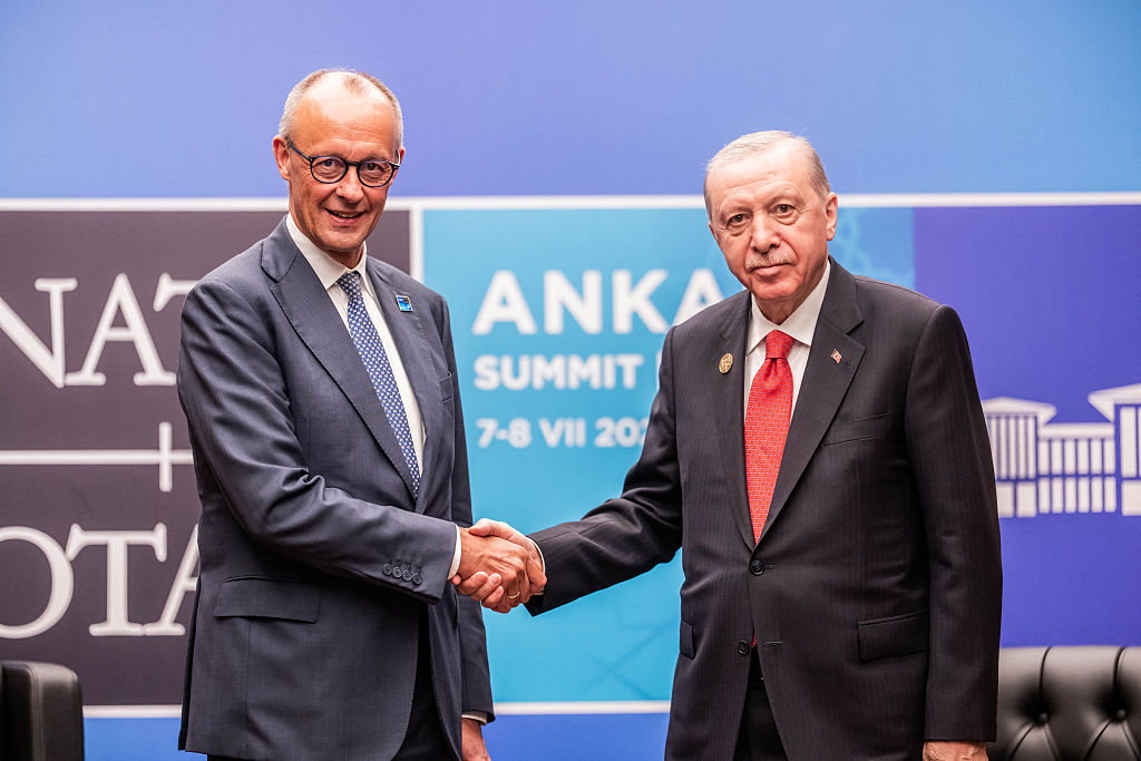 Der deutsche Bundeskanzler Friedrich Merz (links) gibt dem türkischen Präsidenten Recep Tayyip Erdogan beim 36. NATO-Gipfel der Staats- und Regierungschefs am 8. Juli 2026 in Ankara die Hand. | Quelle: Getty Images