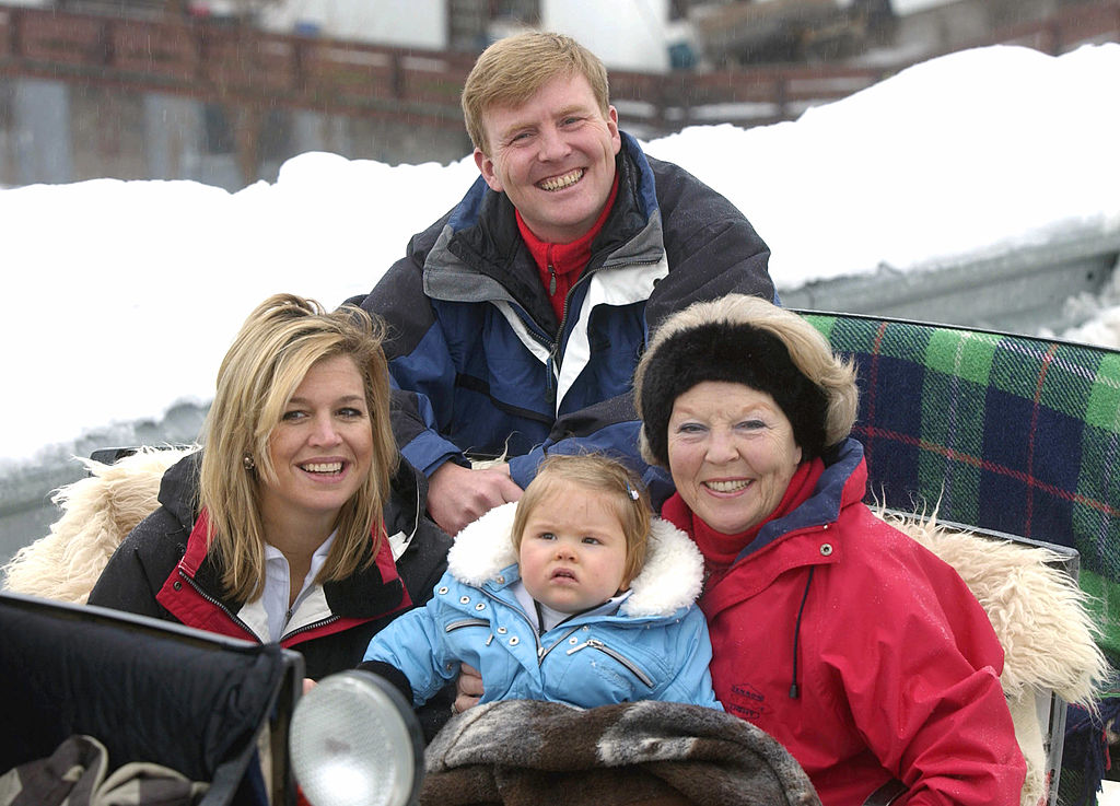 Königin Beatrix von Holland, Kronprinz Willem-Alexander, Kronprinzessin Maxima und Tochter Prinzessin Catharina-Amalia nehmen an einem Fotocall im Schnee in Lech, Österreich teil. | Quelle: Getty Images