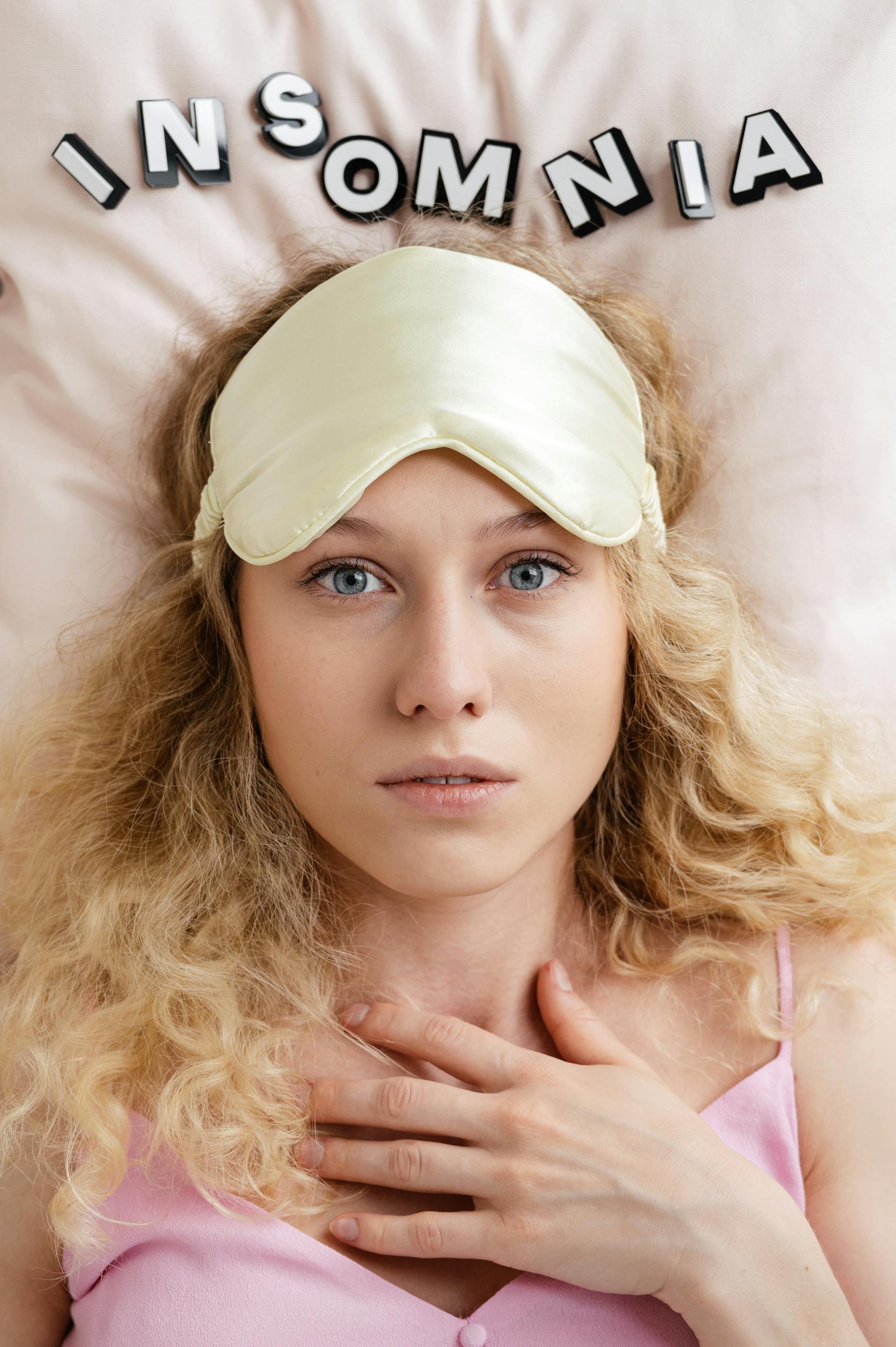 Frau liegt wach im Bett | Quelle: Pexels