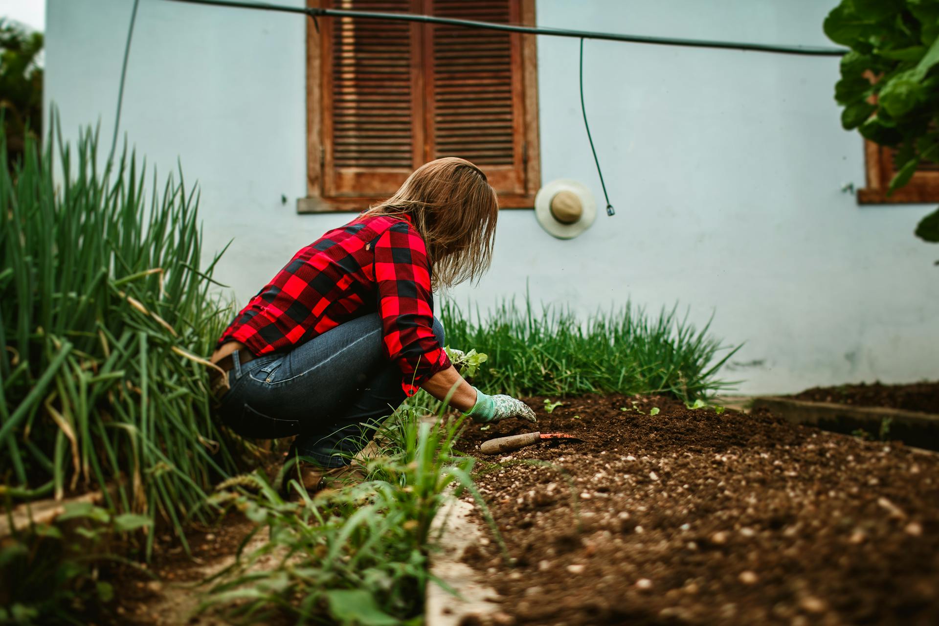 Eine Frau arbeitet im Garten | Quelle: Pexels