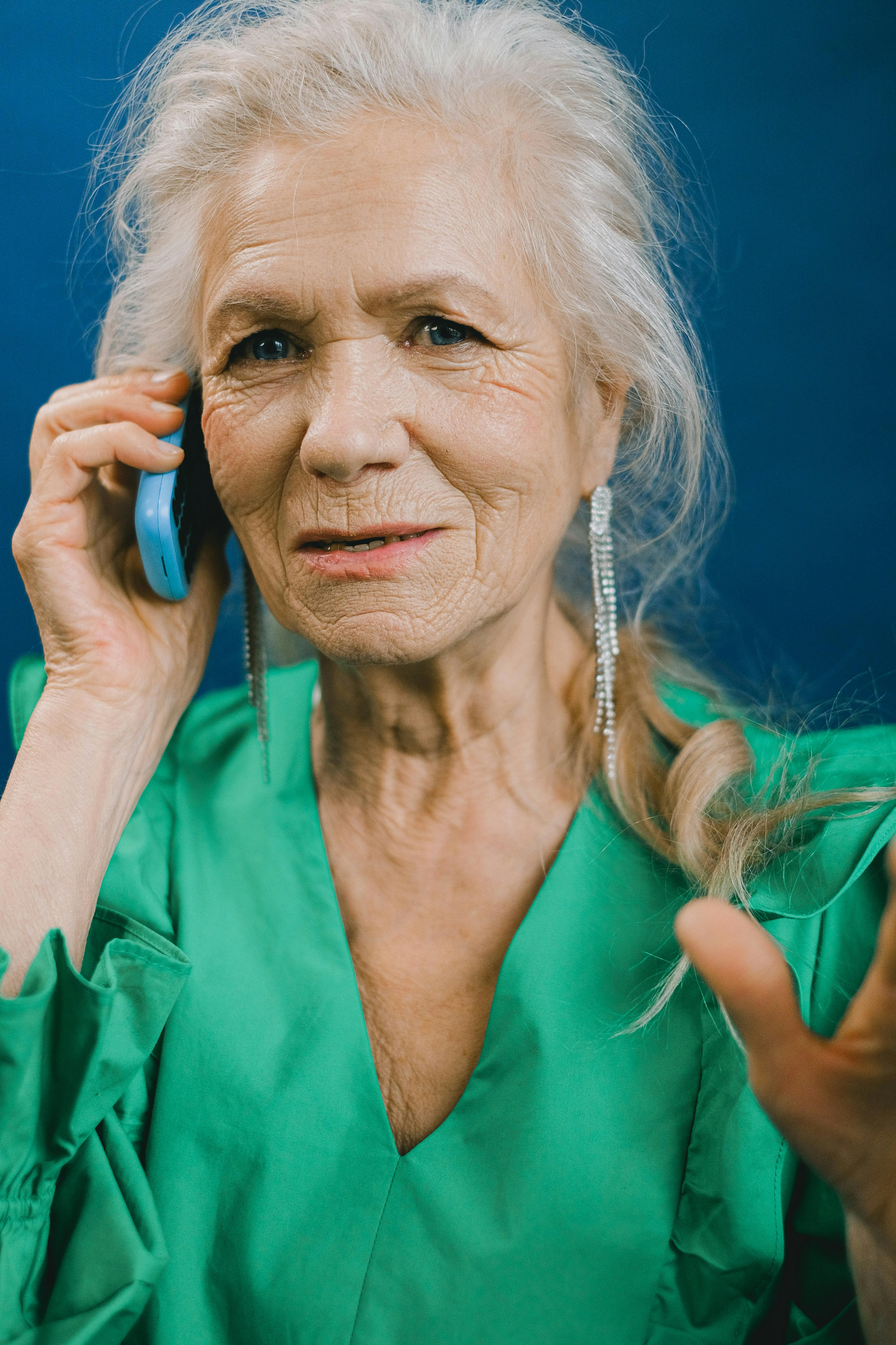 Eine alte Frau spricht am Telefon | Quelle: Pexels