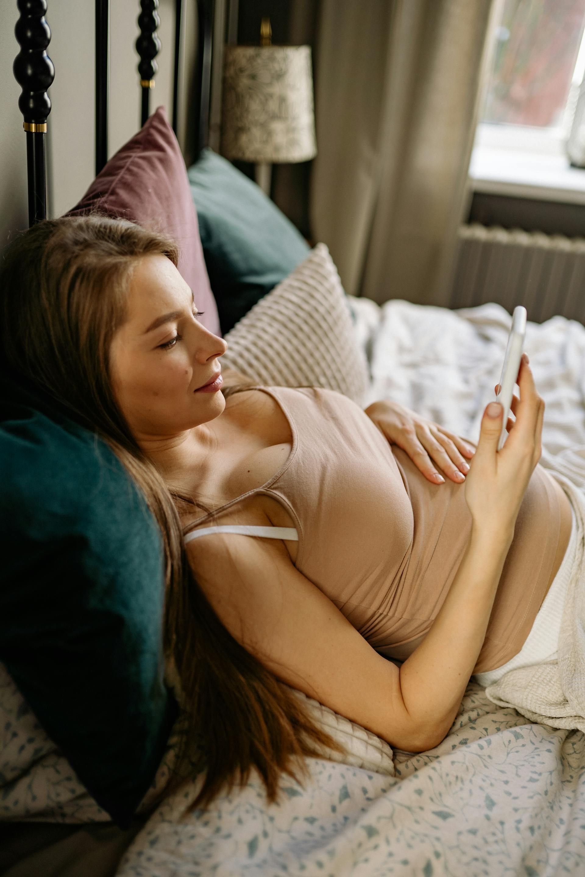 Eine junge Frau entspannt sich auf einem Bett | Quelle: Pexels