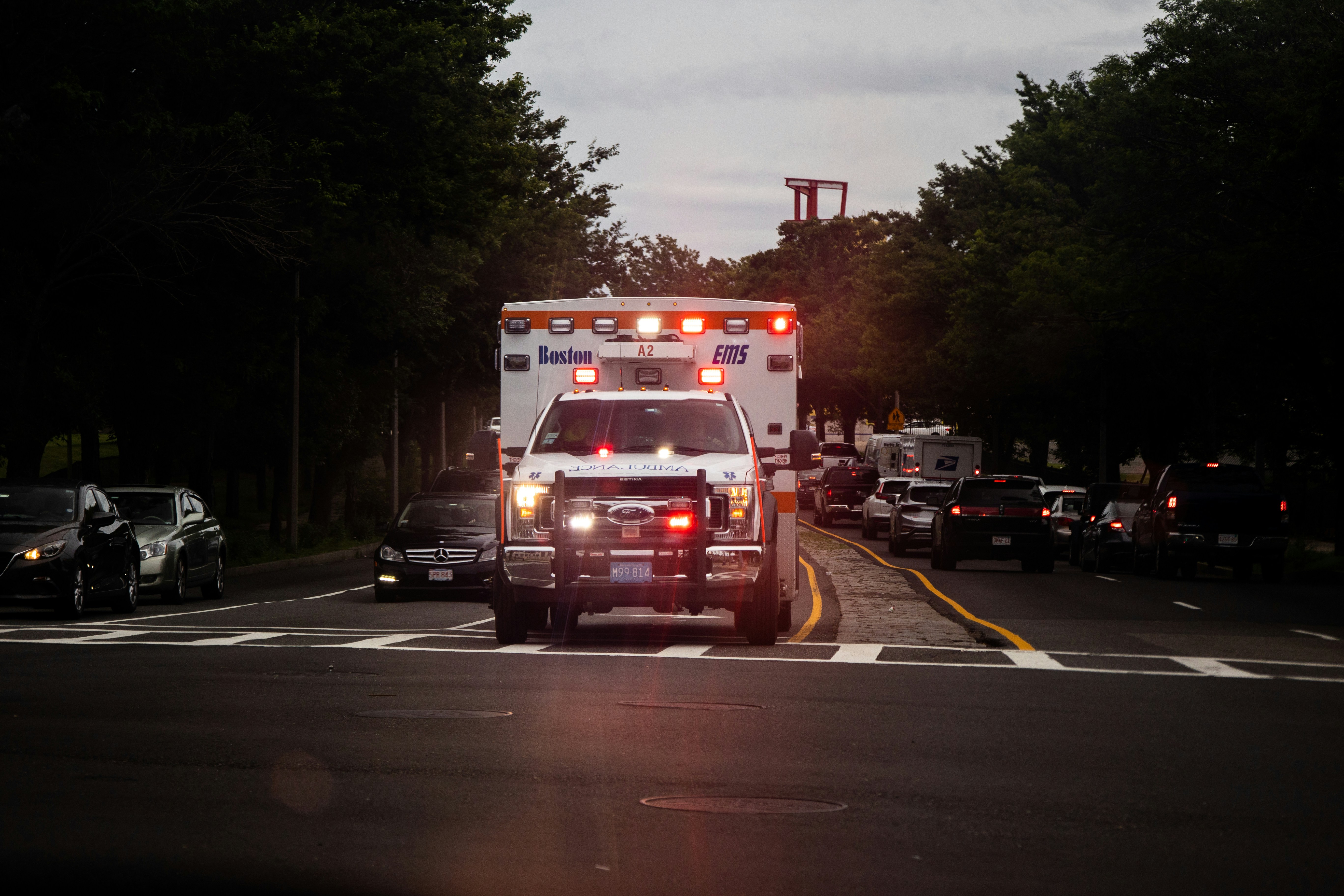 Ein Krankenwagen mit eingeschalteten Sirenen | Quelle: Unsplash