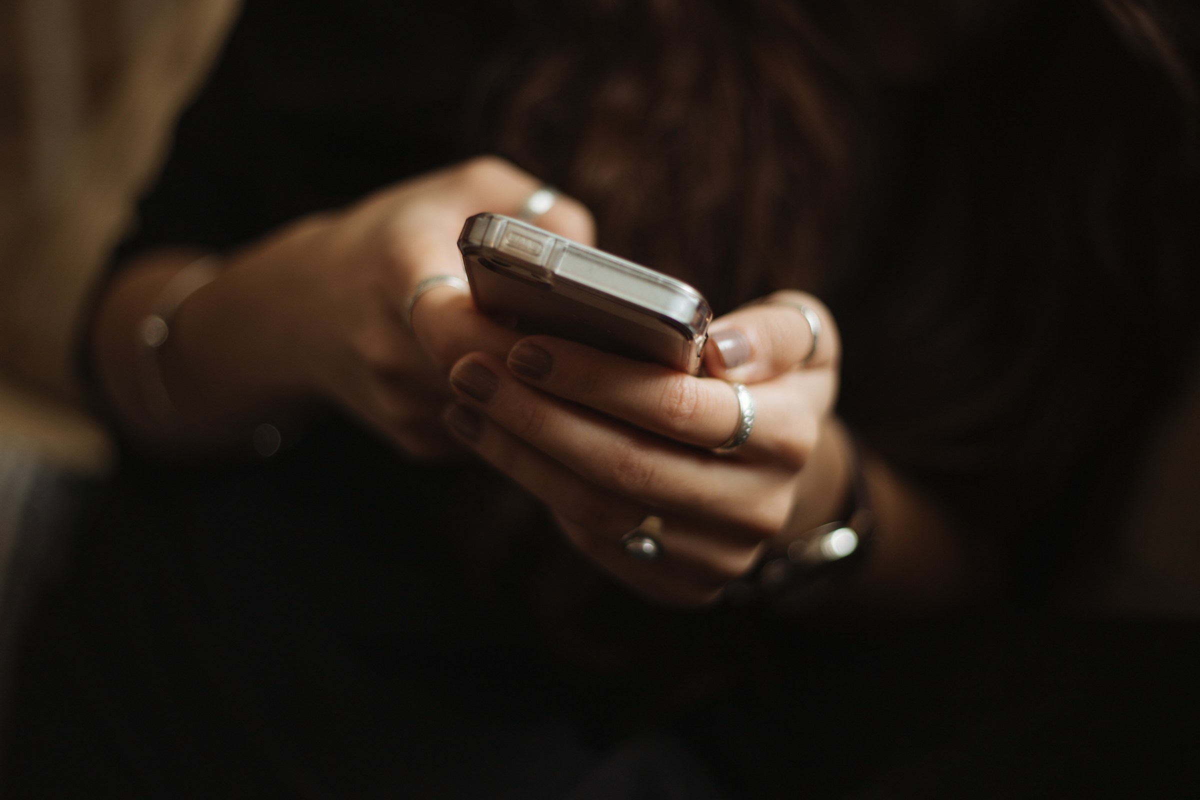Eine Frau, die ihr Telefon benutzt | Quelle: Unsplash