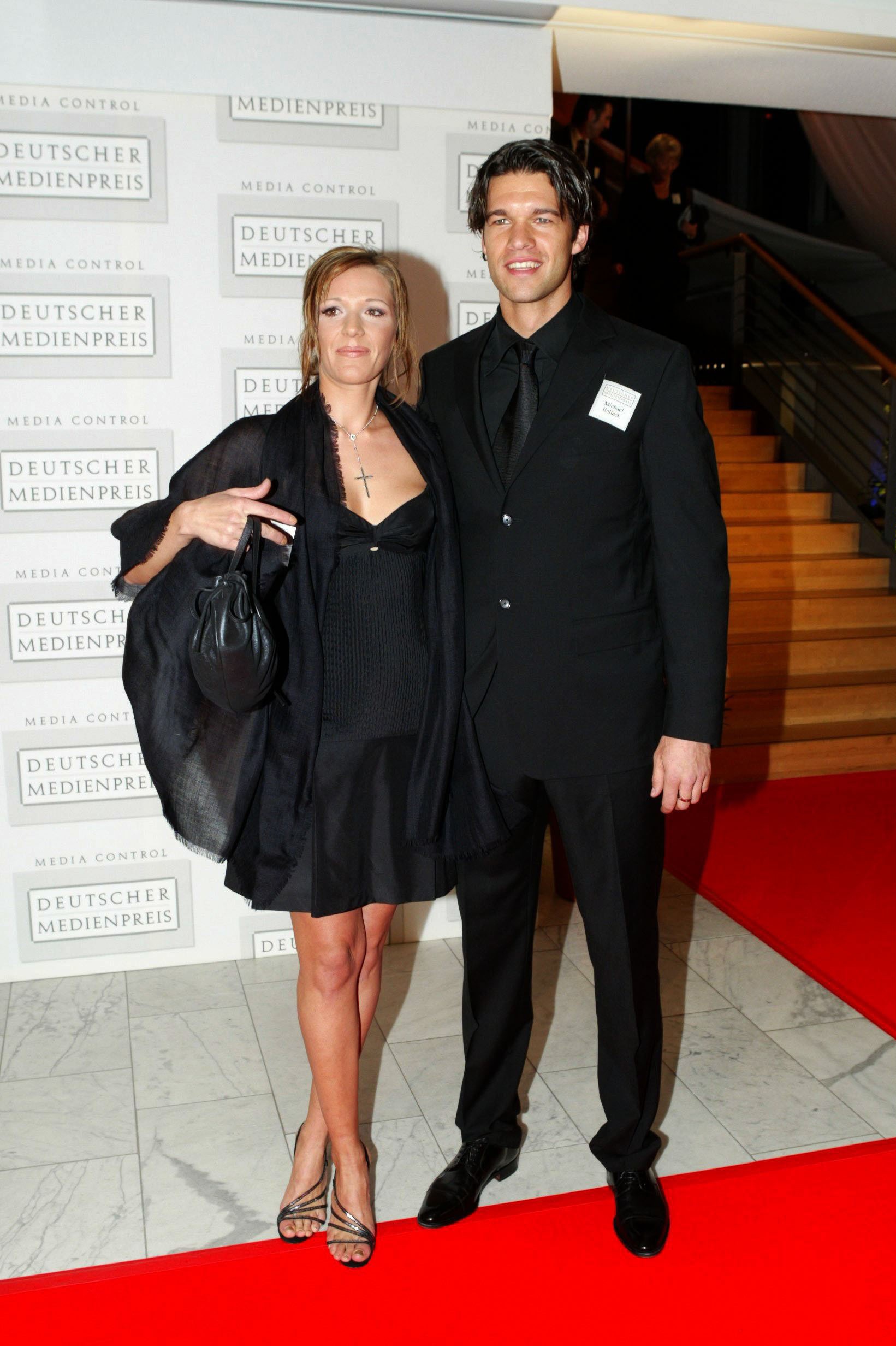 Simone und Michael bei der Ankunft zur Verleihung Des Deutschen Medienpreis 2003 In Baden Baden | Quelle: Getty Images