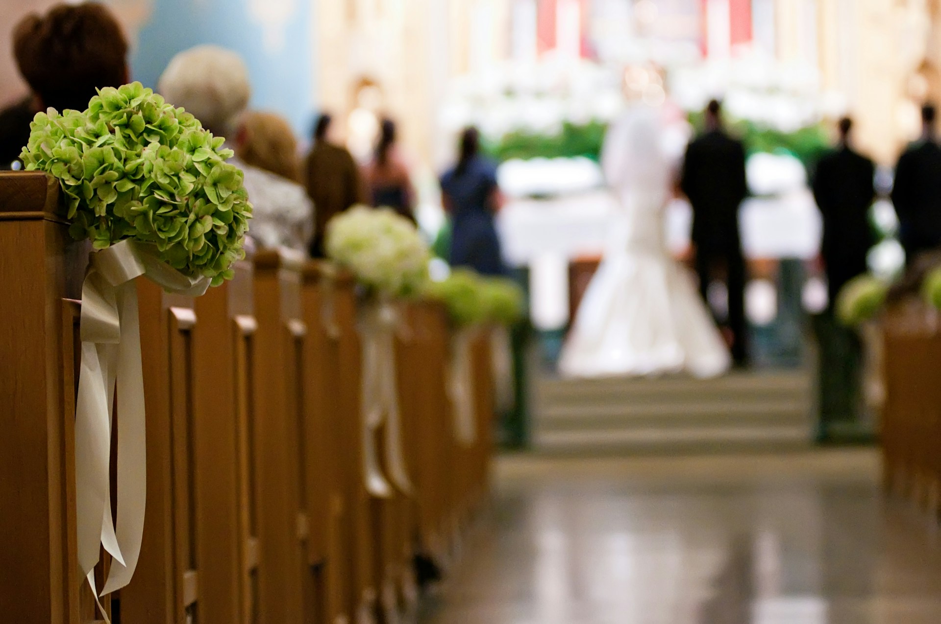 Eine für eine Hochzeit geschmückte Kirche | Quelle: Unsplash
