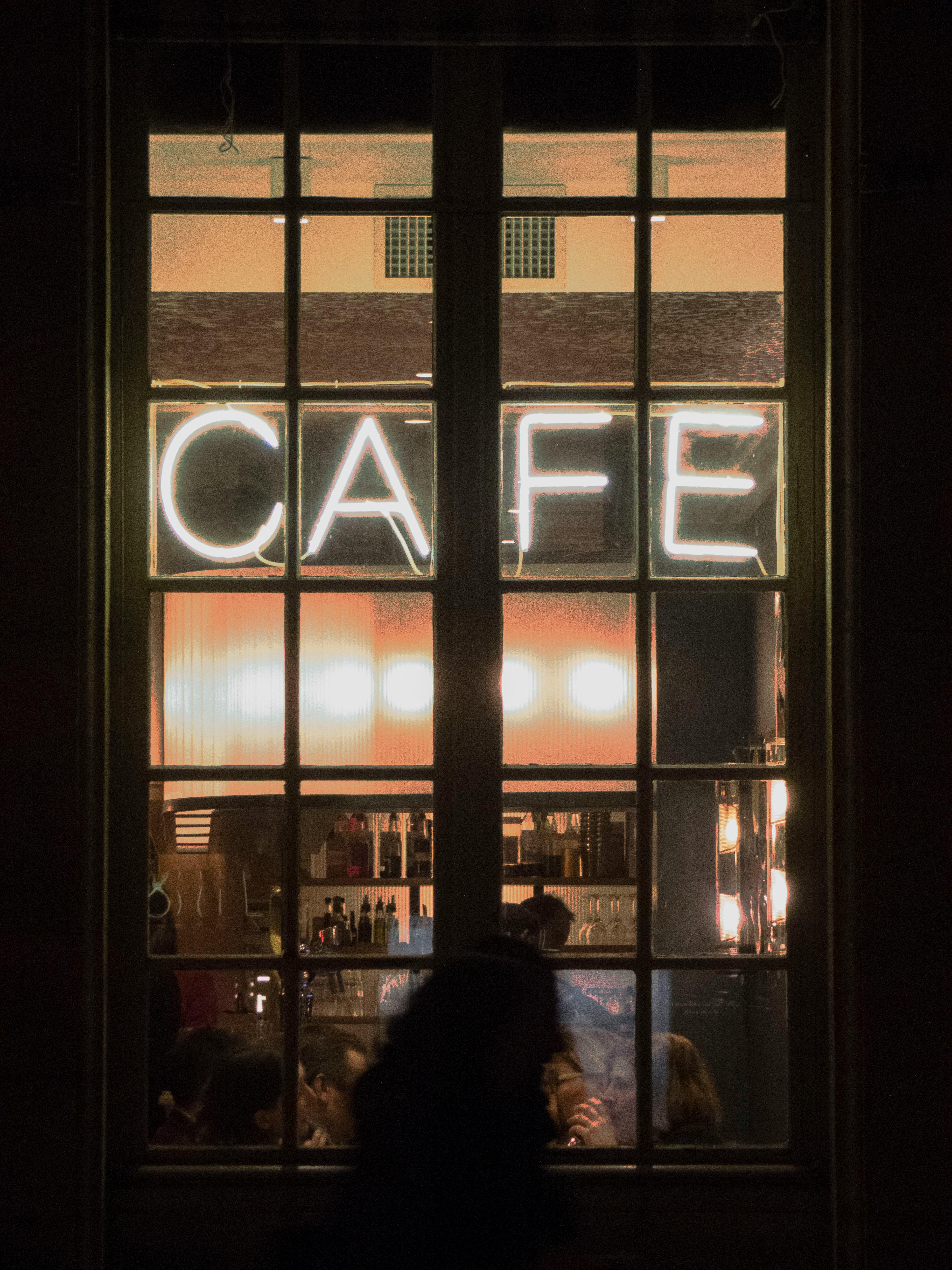 Ein Blick auf die Außenseite eines Cafés | Quelle: Pexels