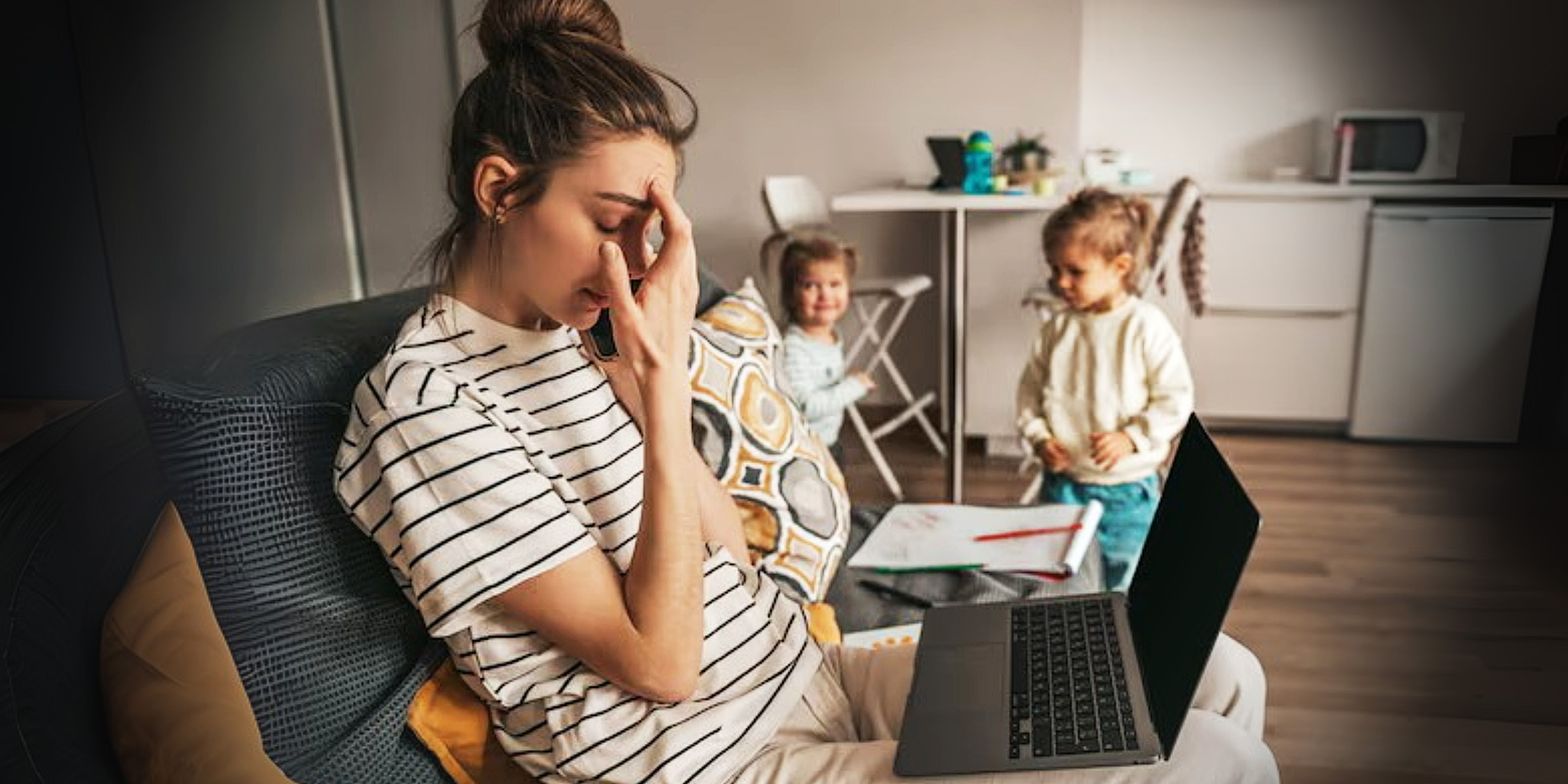 Eine müde Mutter mit Kindern um sich herum | Quelle: Freepik