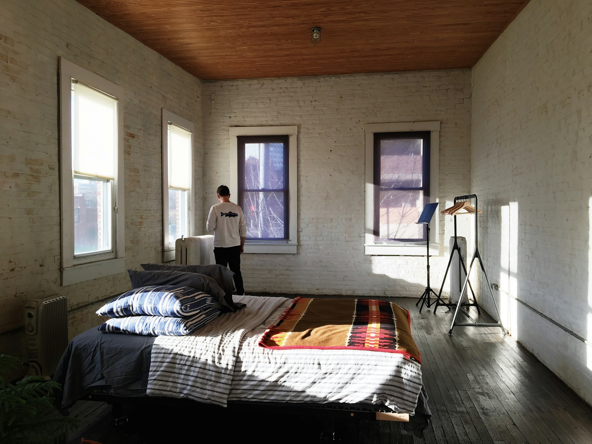 Ein Mann in einer Wohnung | Quelle: Unsplash