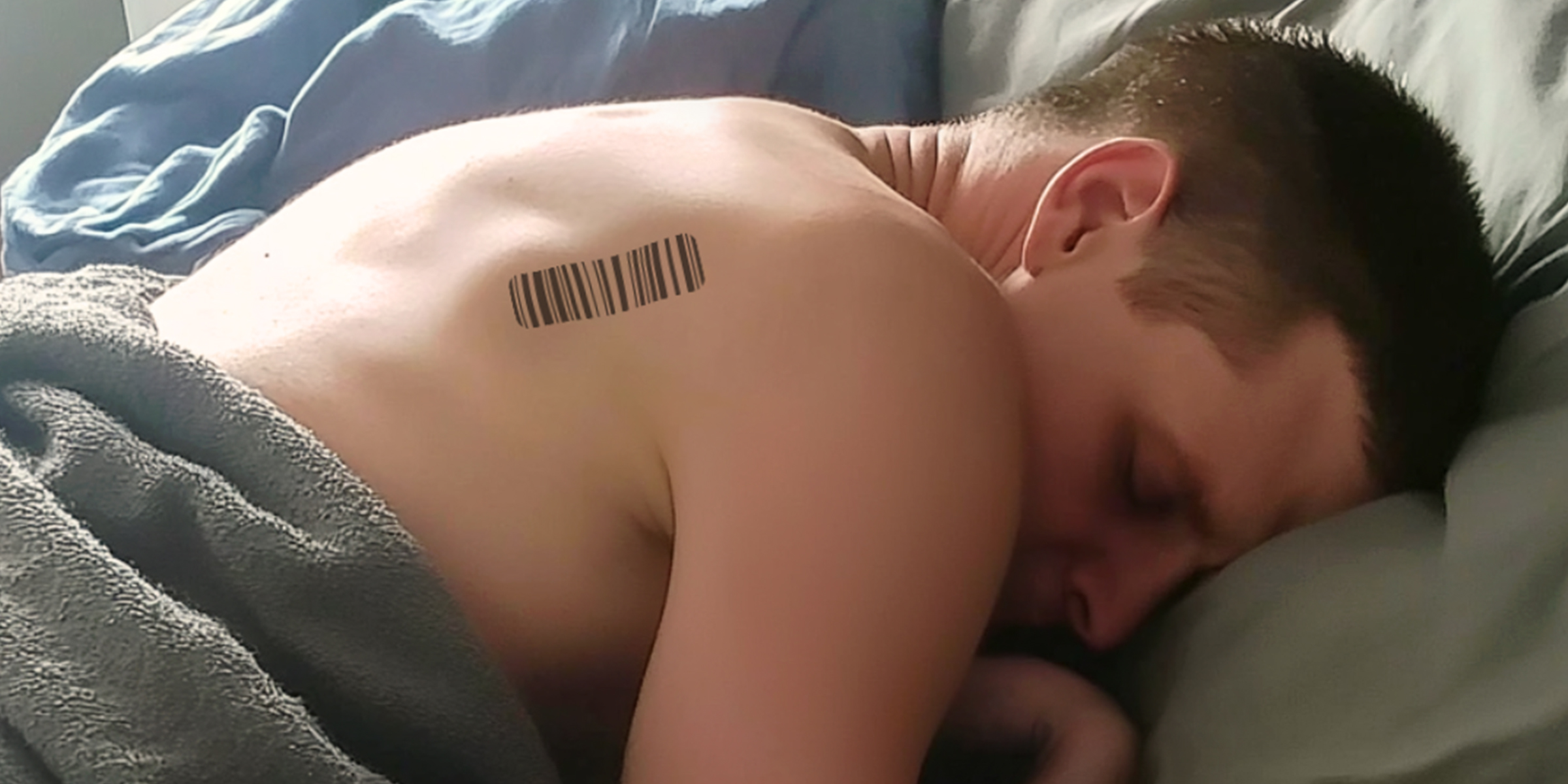 Ein Mann mit einem Barcode auf seinem Rücken | Quelle: Gogirok
