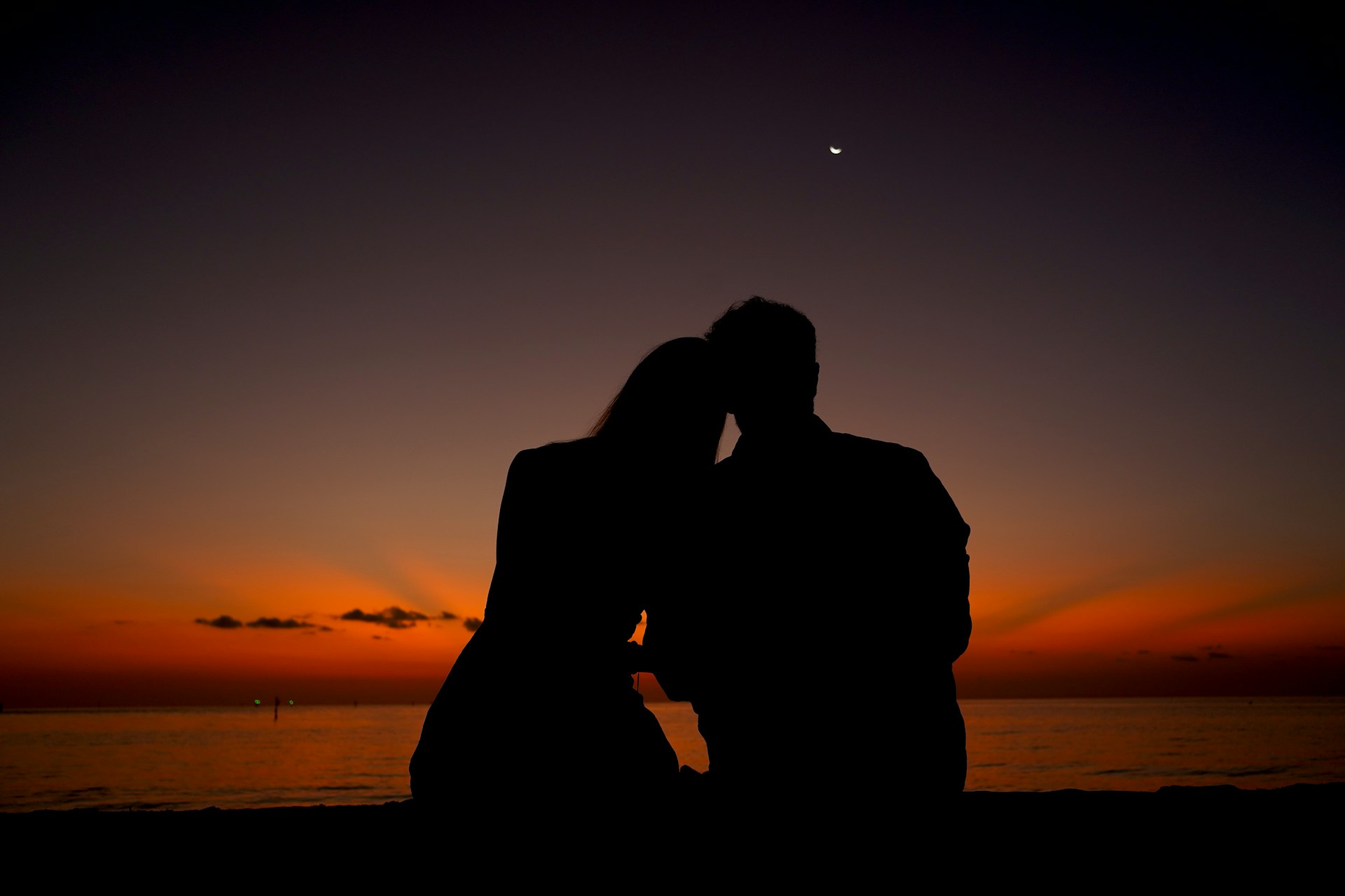 Ein junges Paar beobachtet den Sonnenuntergang | Quelle: Unsplash