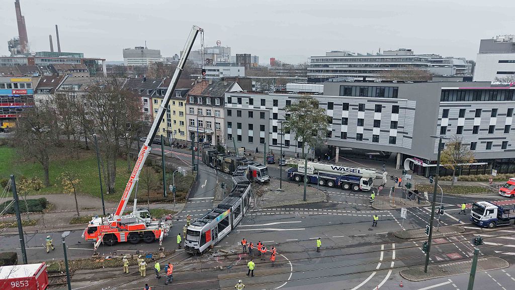 26. November 2025, Nordrhein-Westfalen, Düsseldorf: Ein Kran arbeitet an der entgleisten Straßenbahn | Quelle: Getty Images