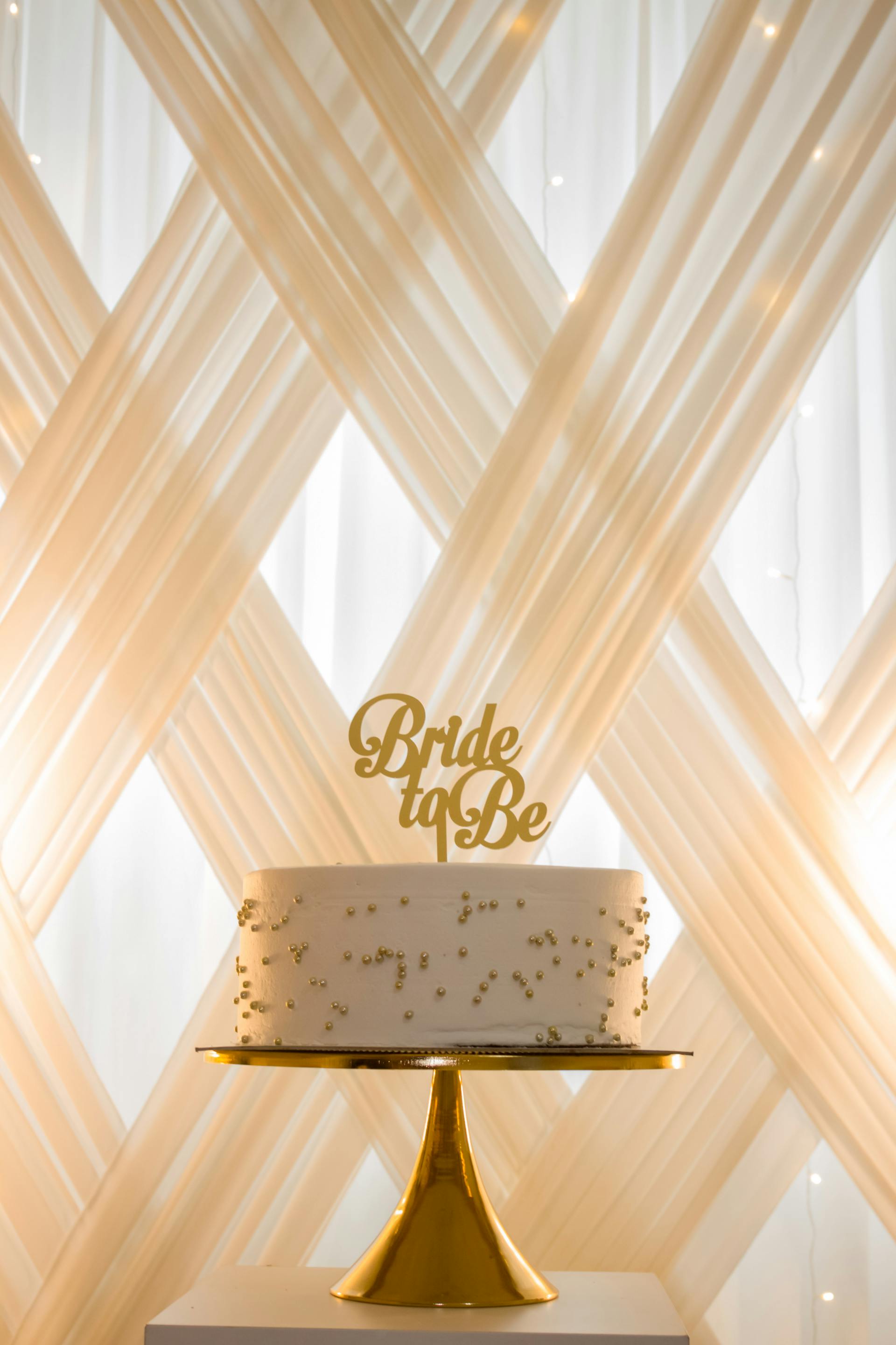 Eine „Braut-to-be“-Torte in der Auslage | Quelle: Pexels