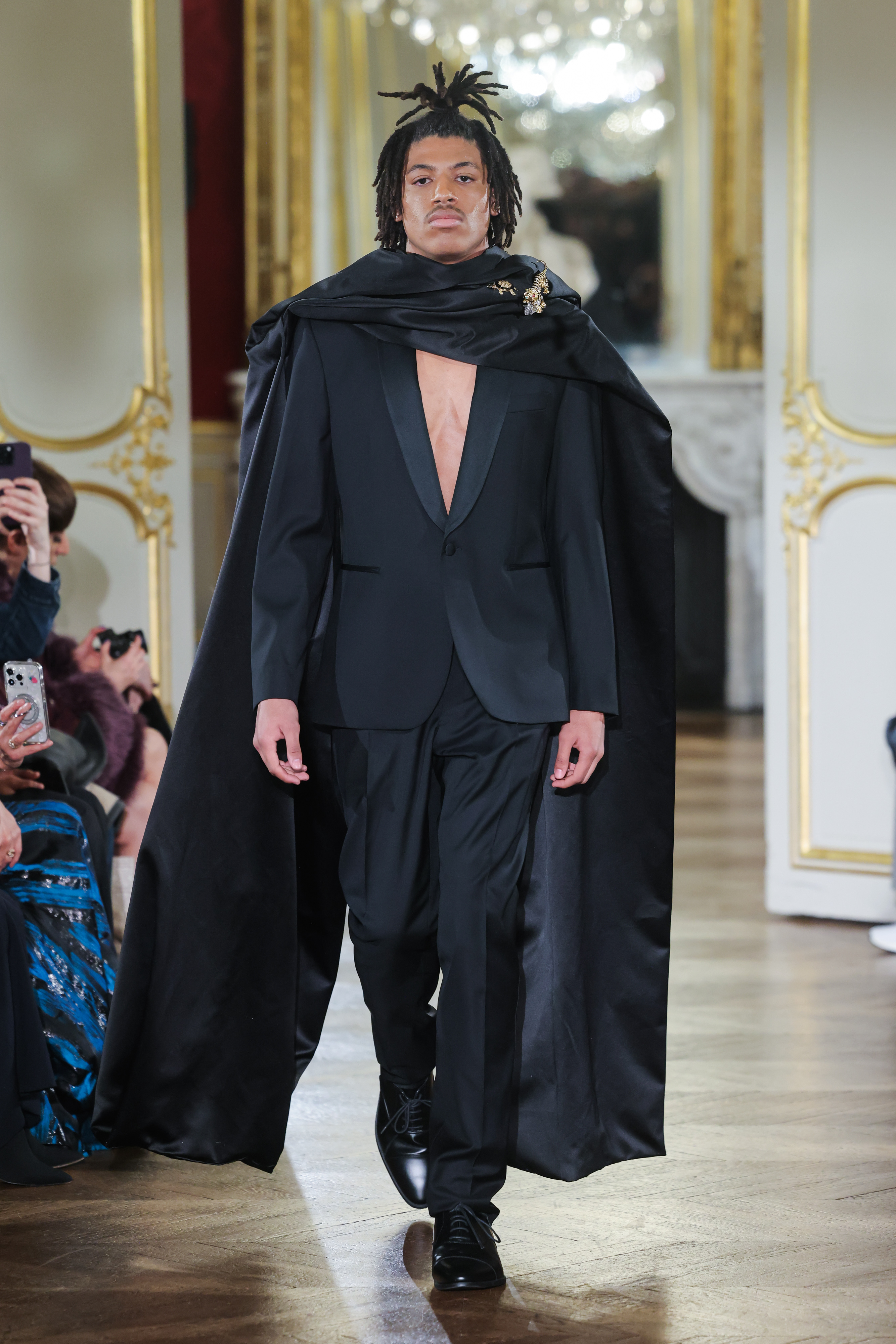 Henry Samuel läuft über den Laufsteg während der Lena Erziak Haute Couture Frühjahr-Sommer 2025 Show im Rahmen der Paris Fashion Week im Hotel Le Marois am 28. Januar 2025 in Paris, Frankreich. | Quelle: Getty Images