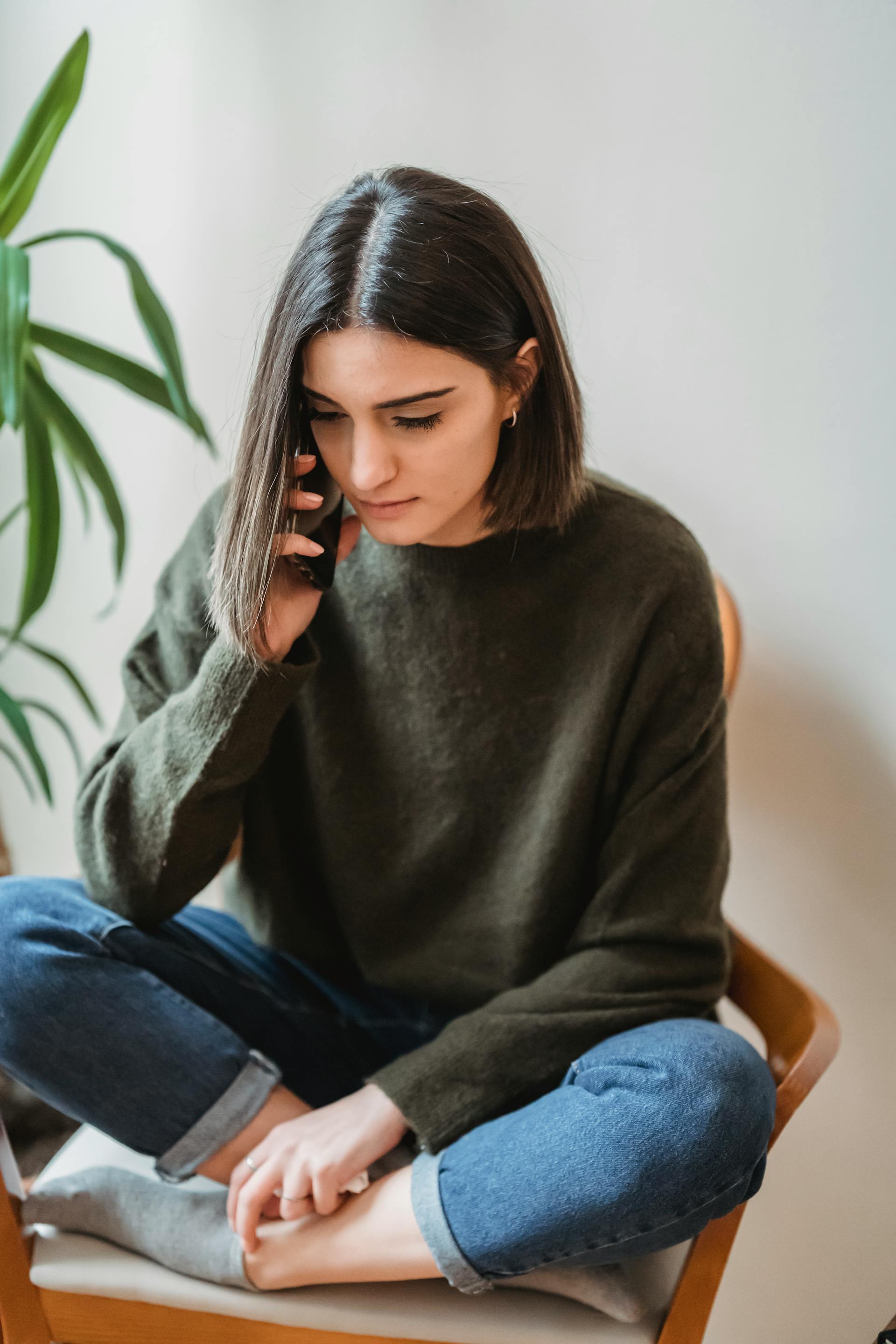 Eine Frau, die in ihr Telefon spricht | Quelle: Pexels
