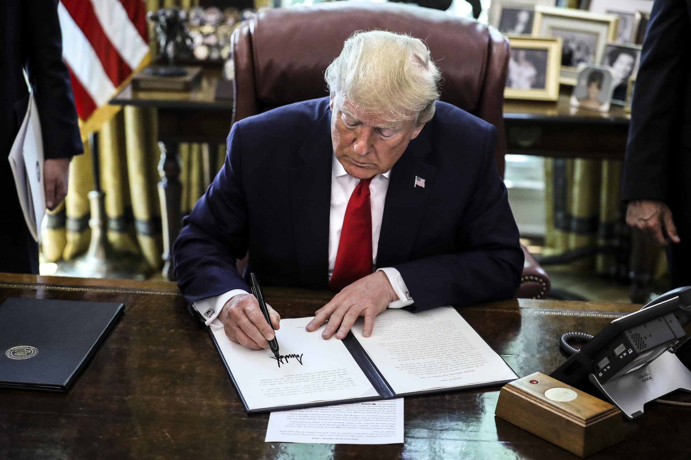 Präsident Donald Trump unterzeichnet am 24. Juni 2019 im Oval Office des Weißen Hauses in Washington, DC, eine Durchführungsverordnung, die neue Sanktionen gegen den Iran verhängt. | Quelle: Getty Images
