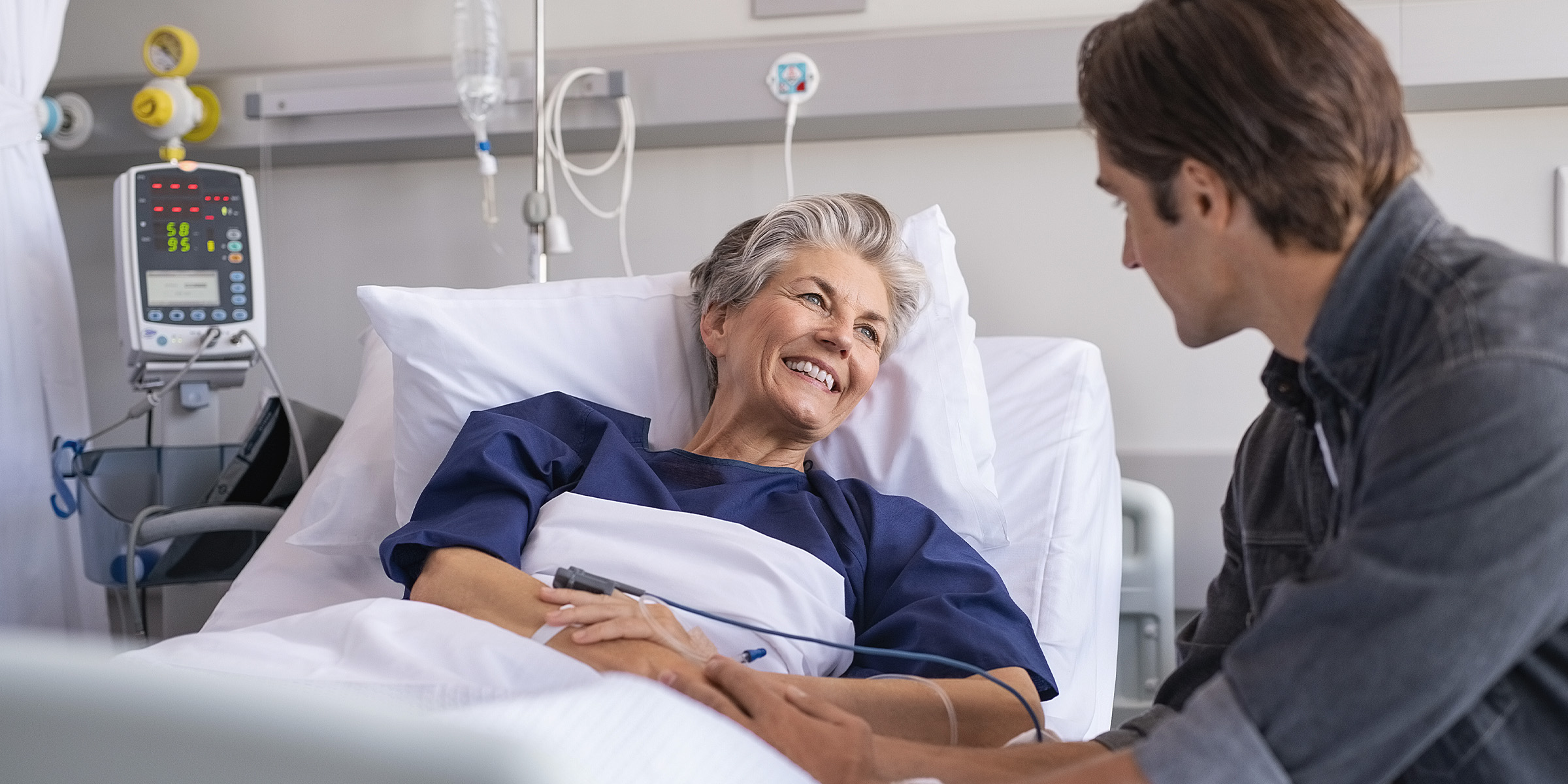 Ein Mann besucht seine Mutter im Krankenhaus | Quelle: Shutterstock