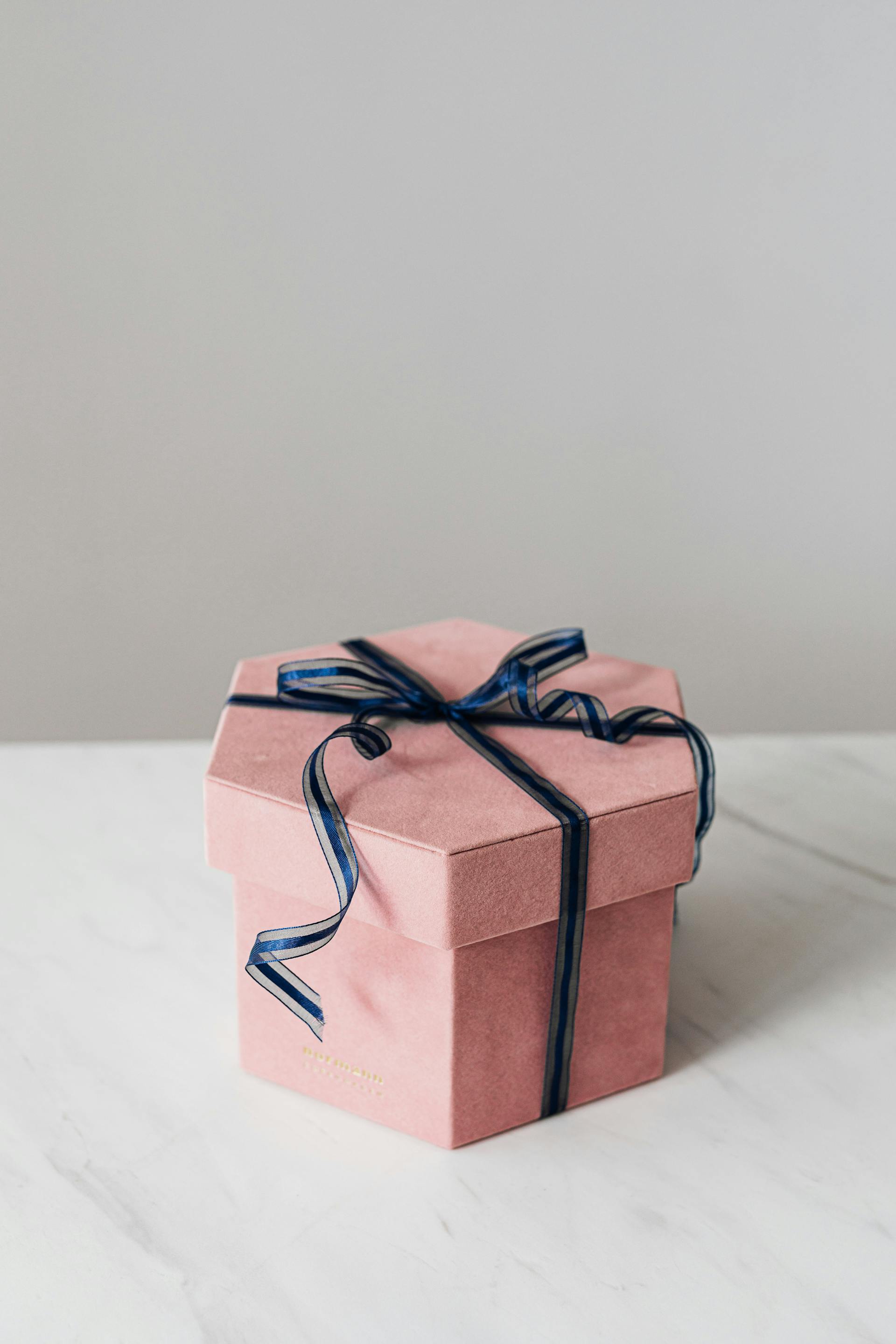 Eine mit einer Schleife verzierte Geschenkbox | Quelle: Pexels