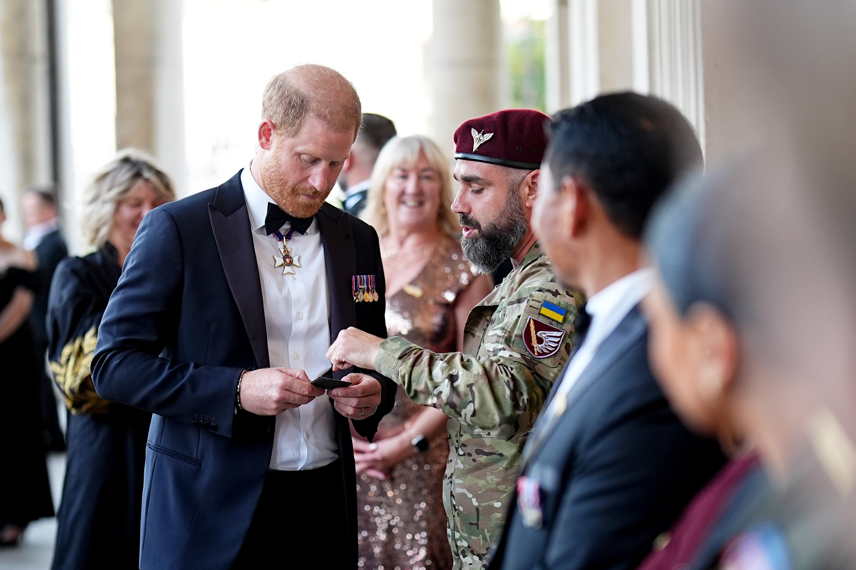 Prinz Harry, Herzog von Sussex, erhält bei seiner Ankunft bei der ersten Verleihung der „Invictus Spirit Awards“ der Invictus Games Foundation am 17. September 2026 in London, England, ein Militärabzeichen von einem Gast. | Quelle: Getty Images