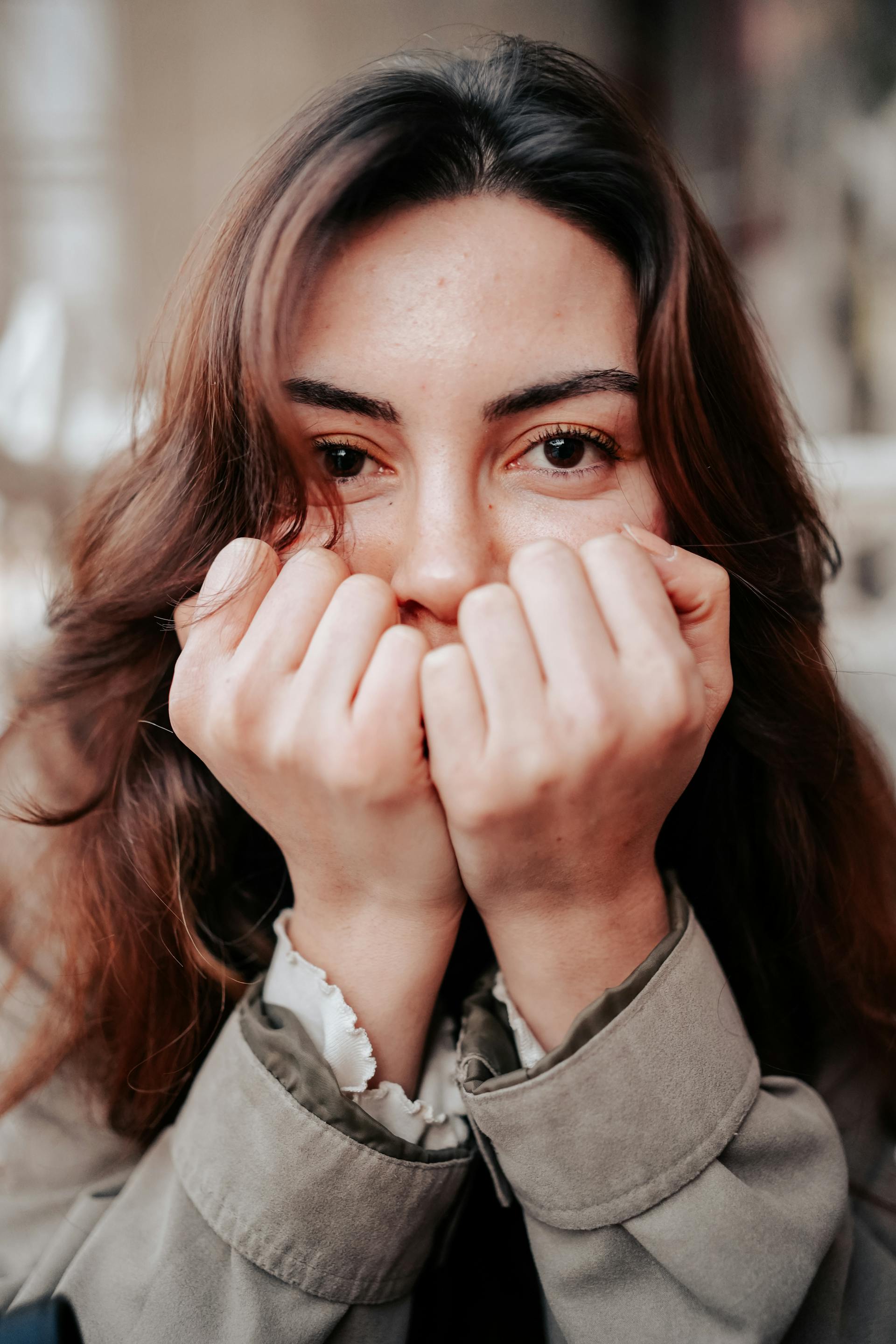 Eine Frau, die ihr Gesicht mit ihren Händen bedeckt | Quelle: Pexels