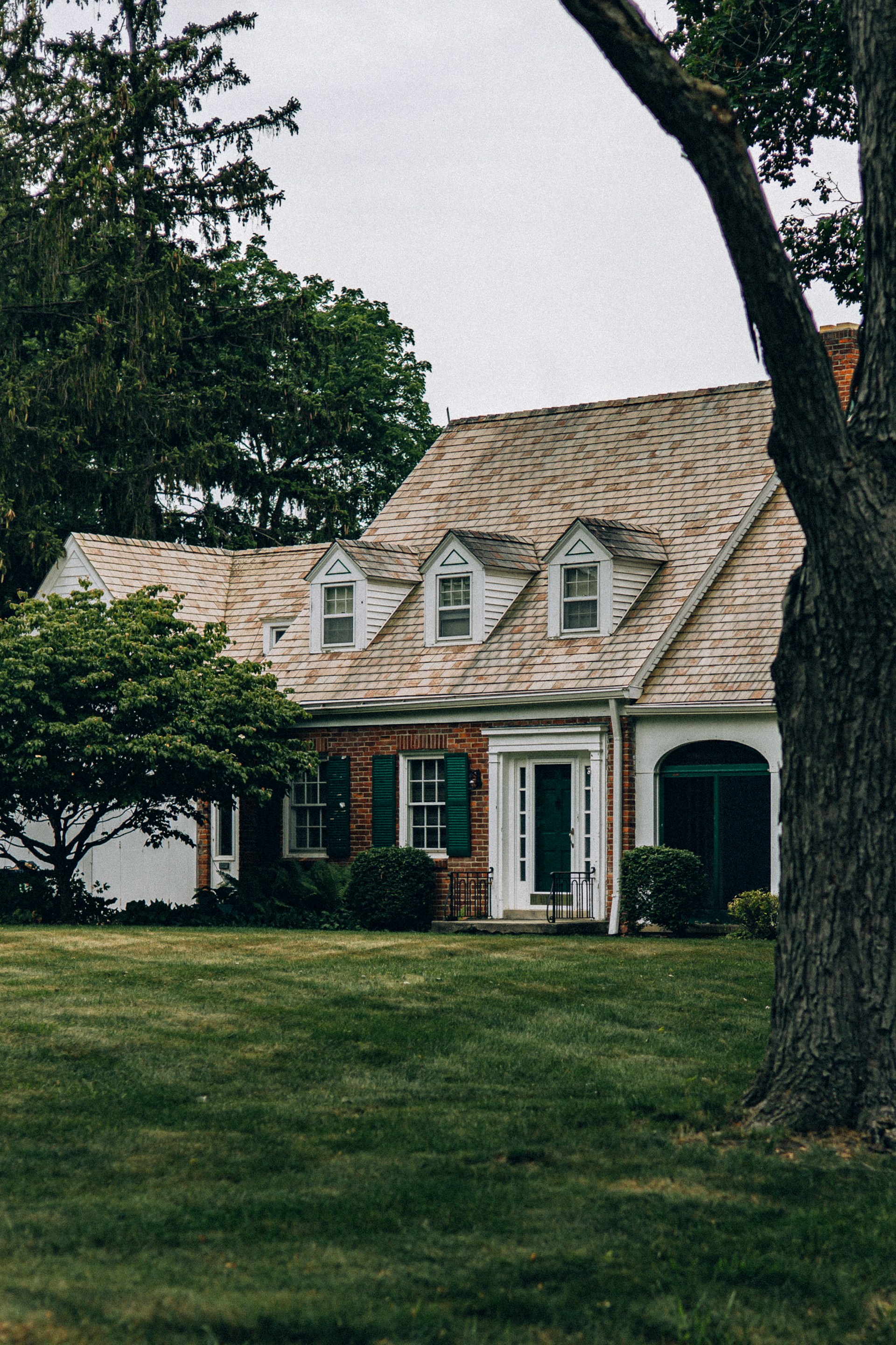 Ein Haus mit einem großen Hof und Bäumen | Quelle: Unsplash