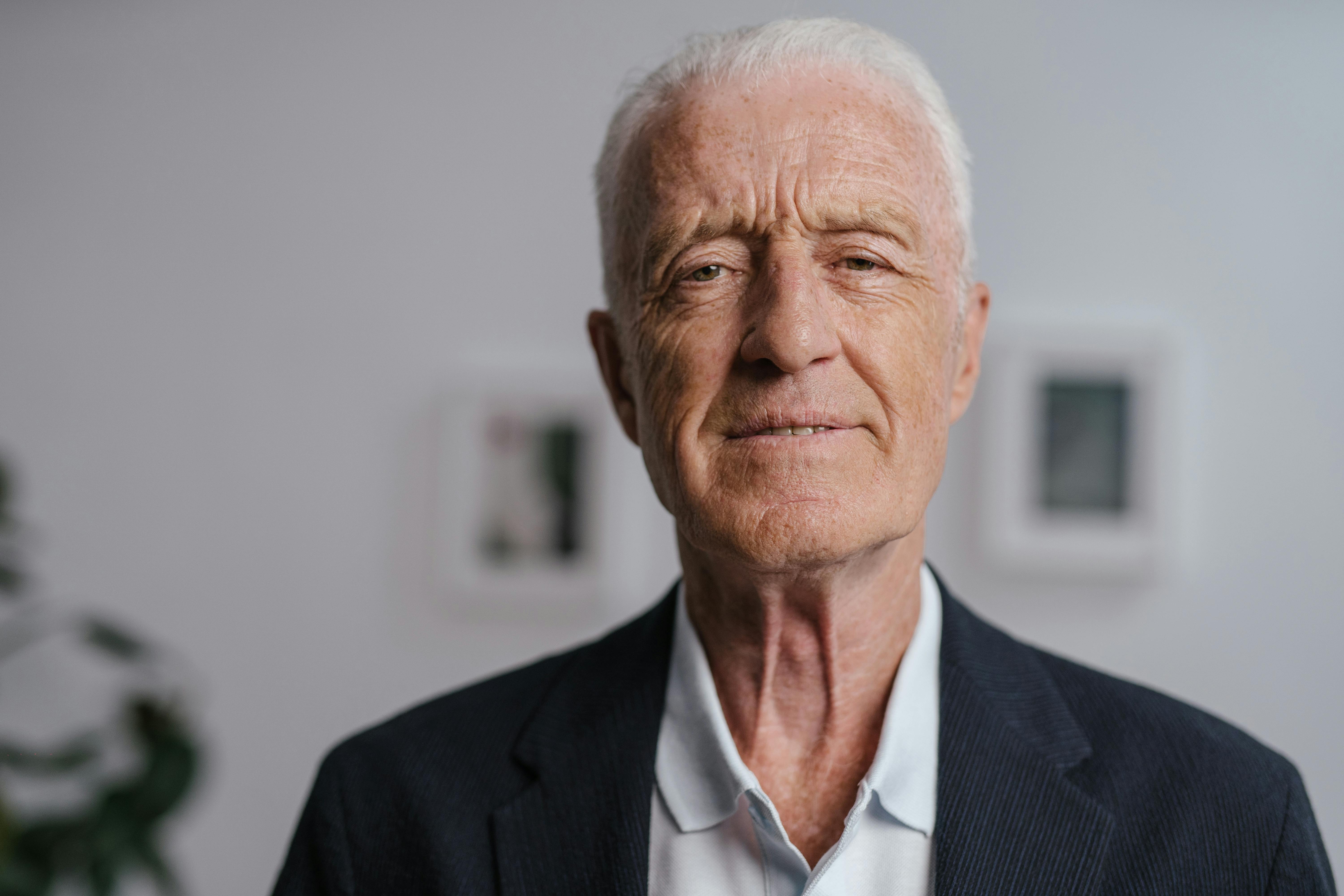 Ein ernster Mann | Quelle: Pexels