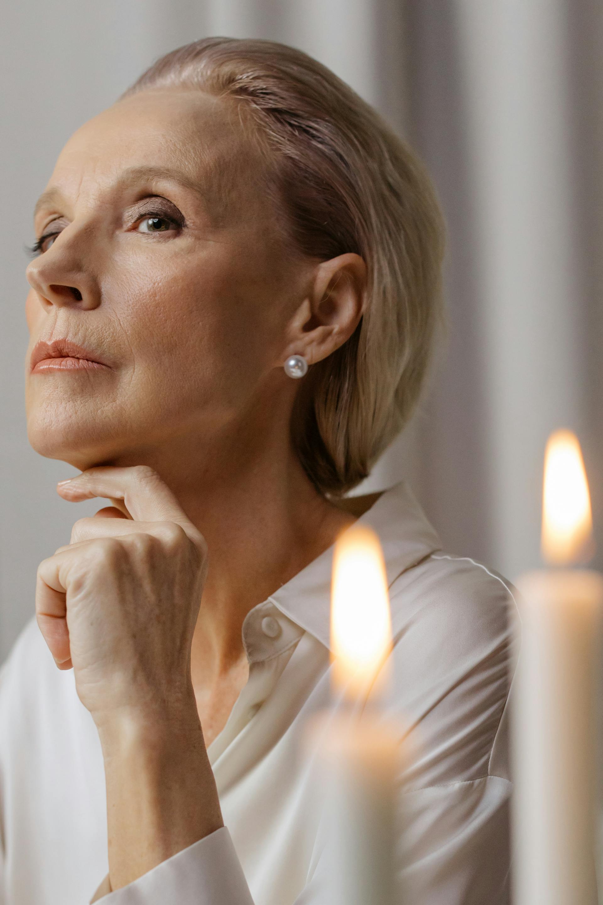 Eine ältere Frau, die unzufrieden aussieht | Quelle: Pexels