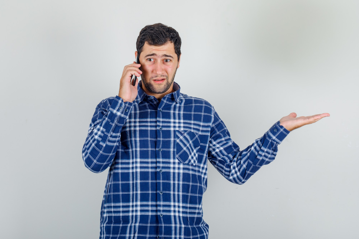 Ein besorgter Mann, der telefoniert | Quelle: Freepik
