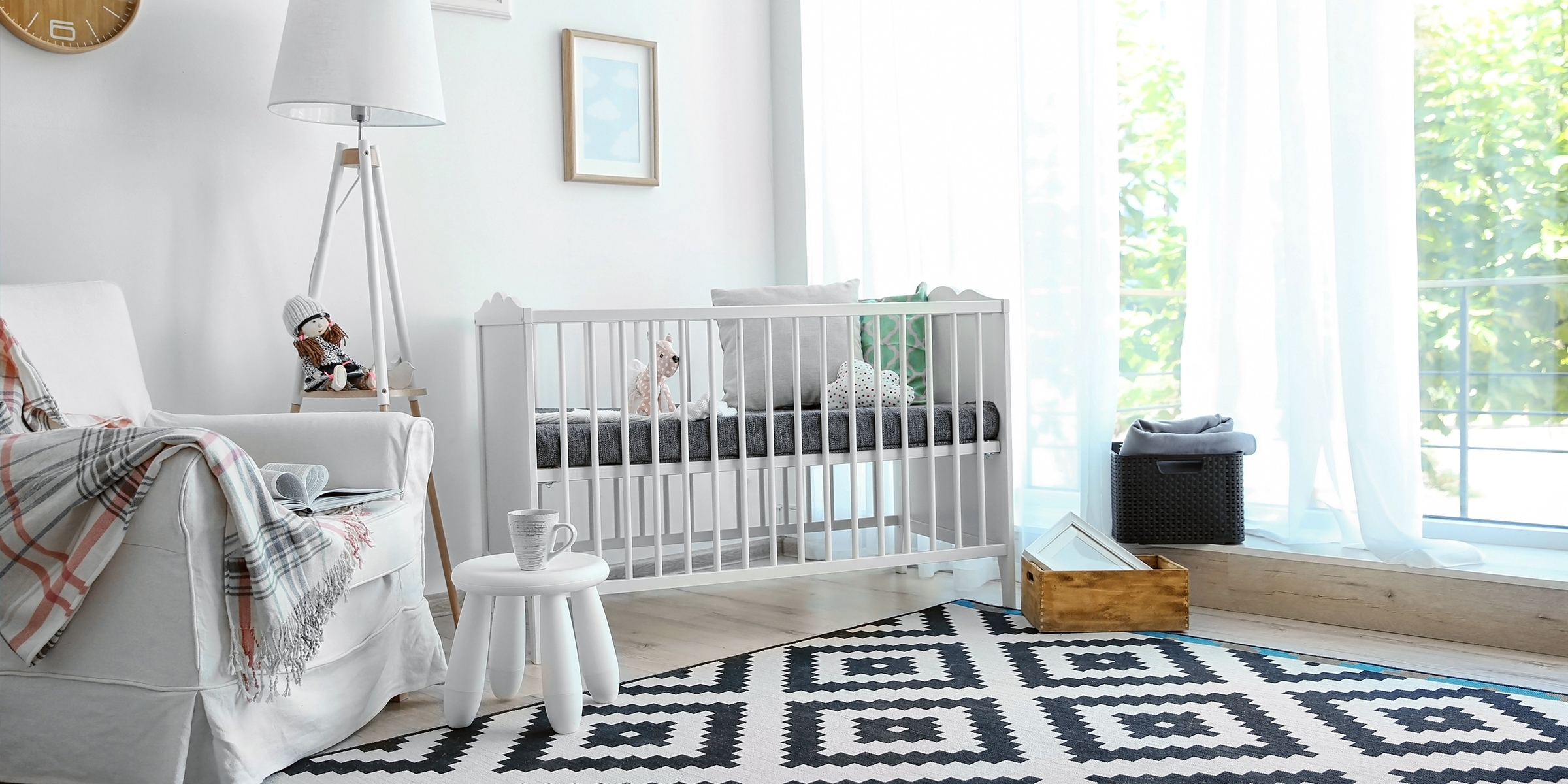 Ein Kinderbett im Zimmer | Quelle: Shutterstock