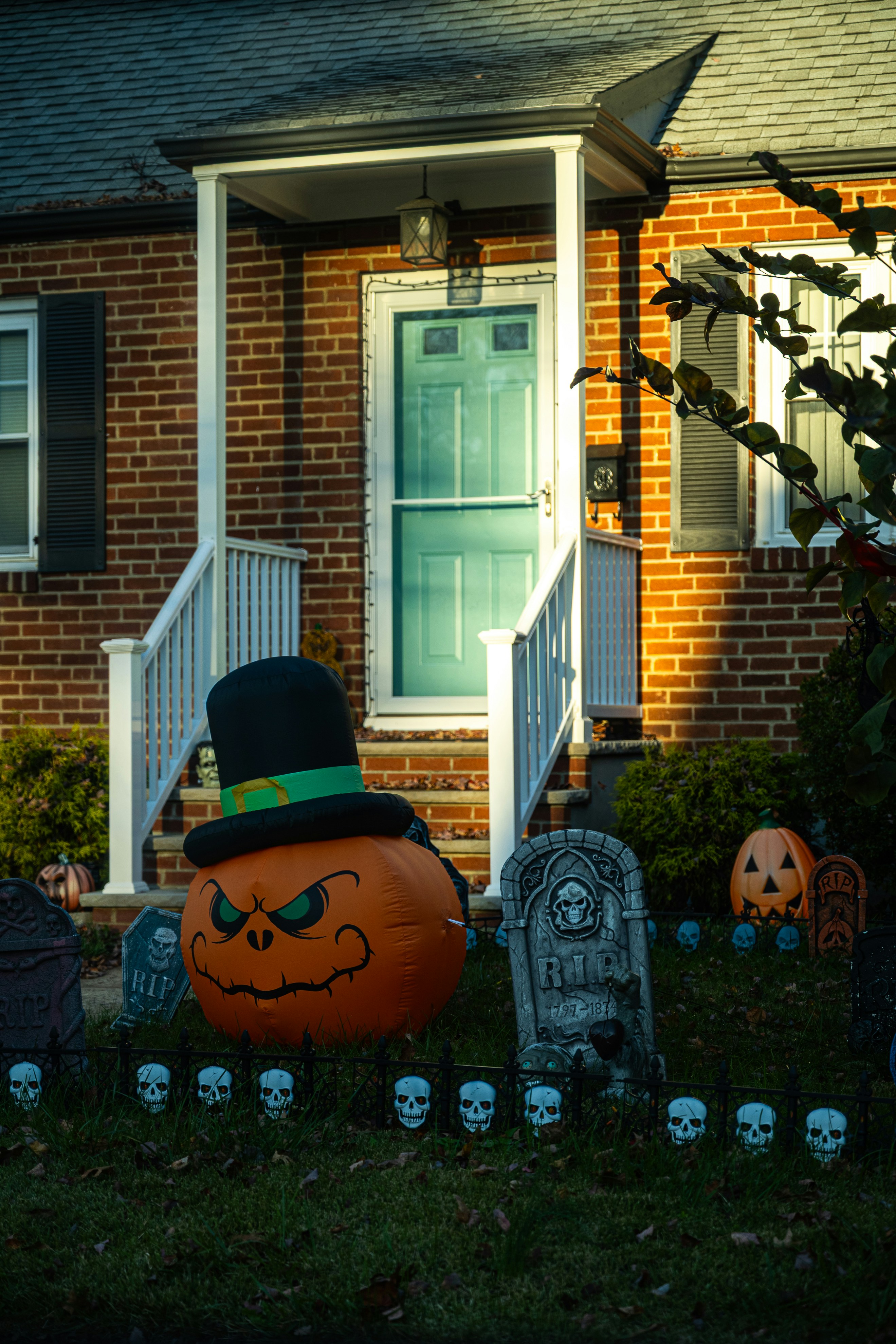 Halloween-Dekoration im Freien | Quelle: Unsplash