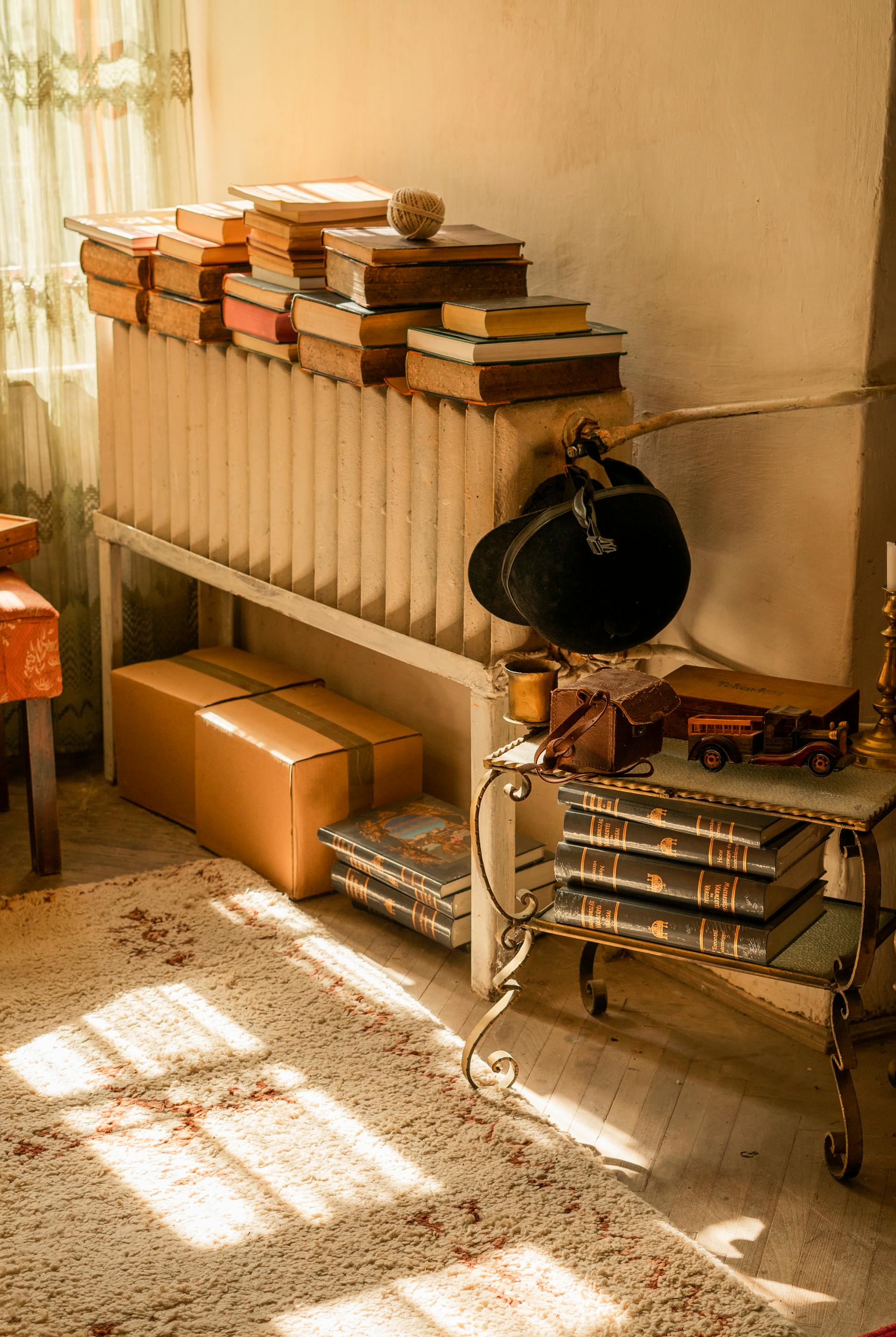 Stapel von Büchern und alten Kisten liegen in der Ecke eines Raumes | Quelle: Pexels