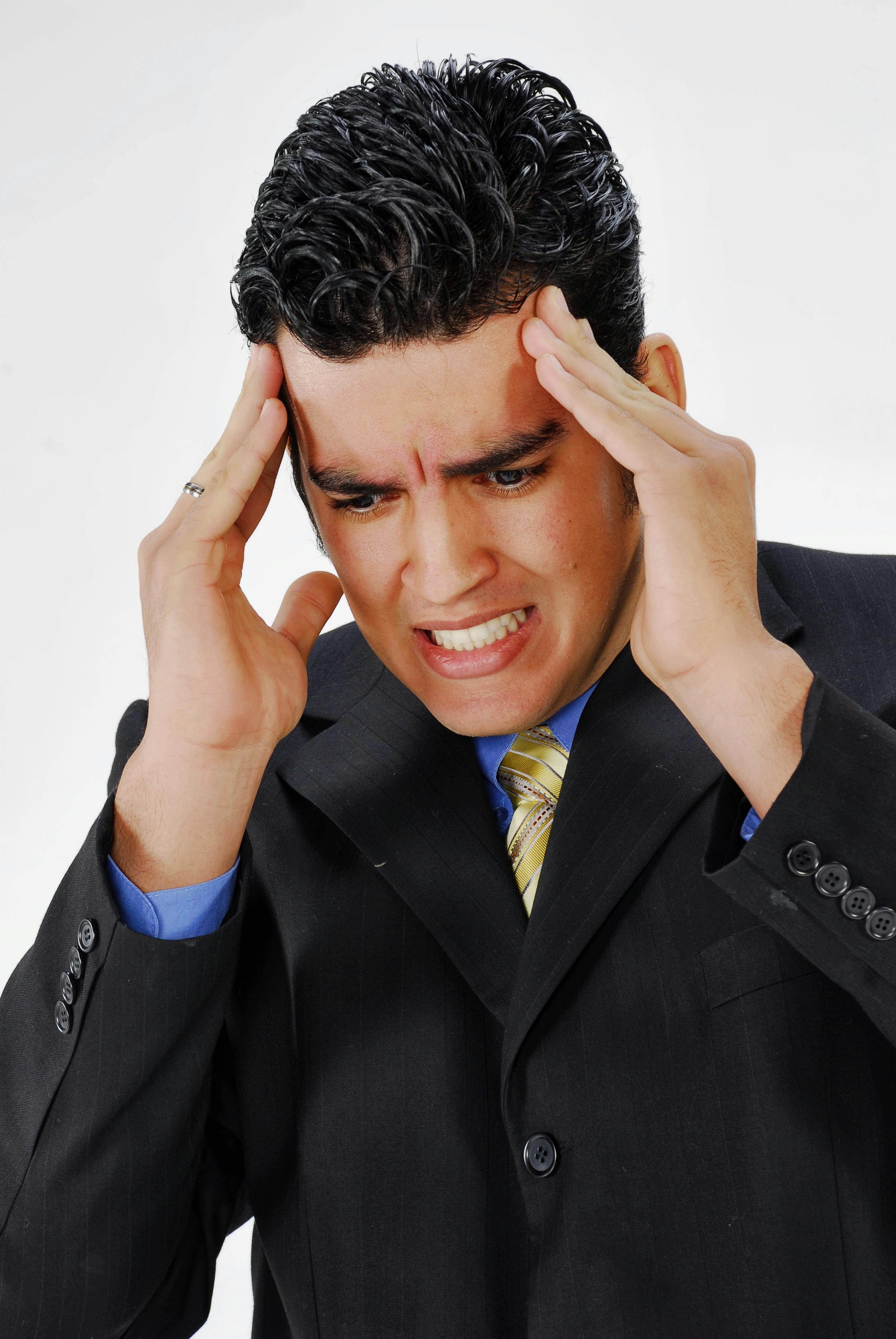 Ein aufgebrachter Mann mit zusammengebissenen Zähnen | Quelle: Pexels